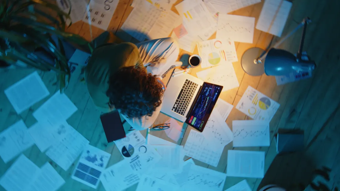 Ung pasient i refleksjon, still fra informasjonsfilm produsert av Gefühl