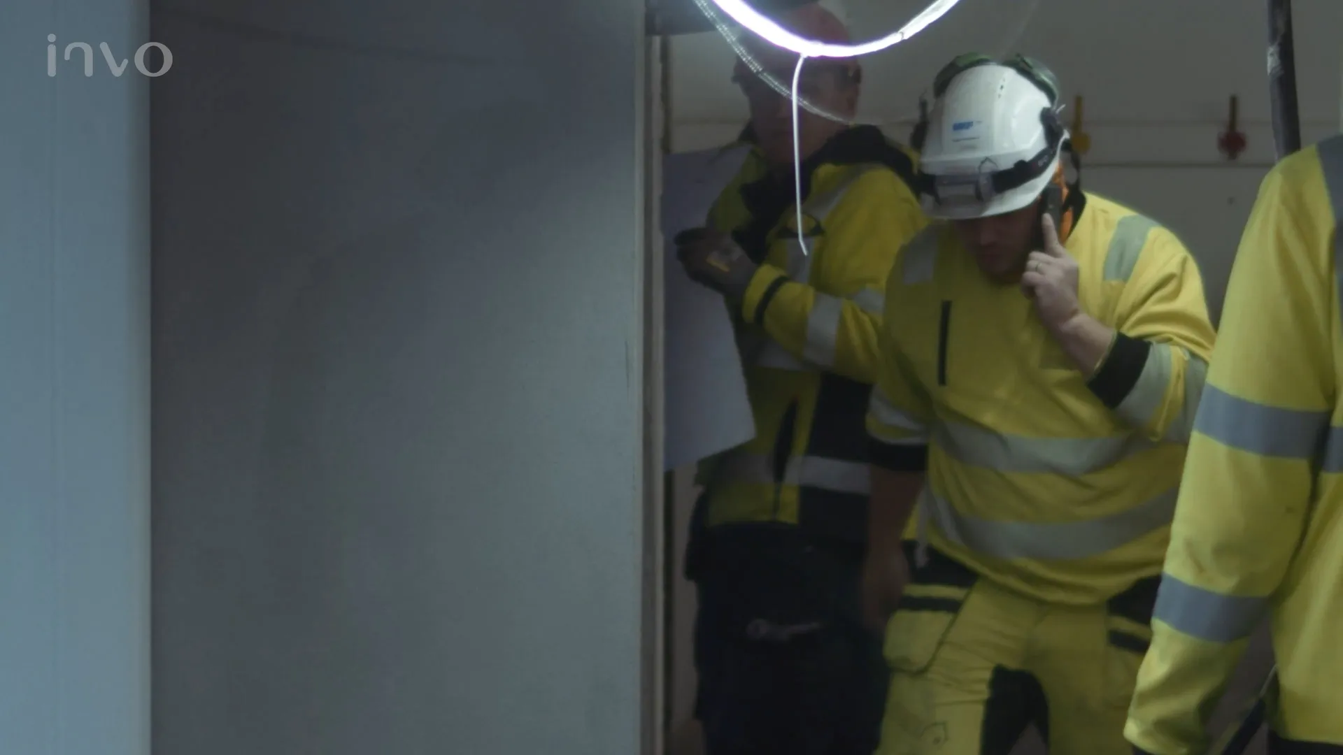 Ute på arbeidaplassen – still fra selskapsfilm for Invo