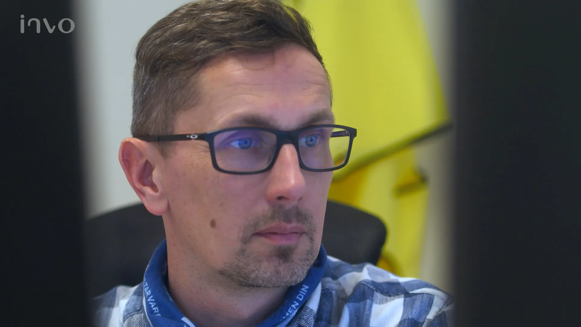 Skuespiller frustrert ved PC – illustrasjon av brukerproblem