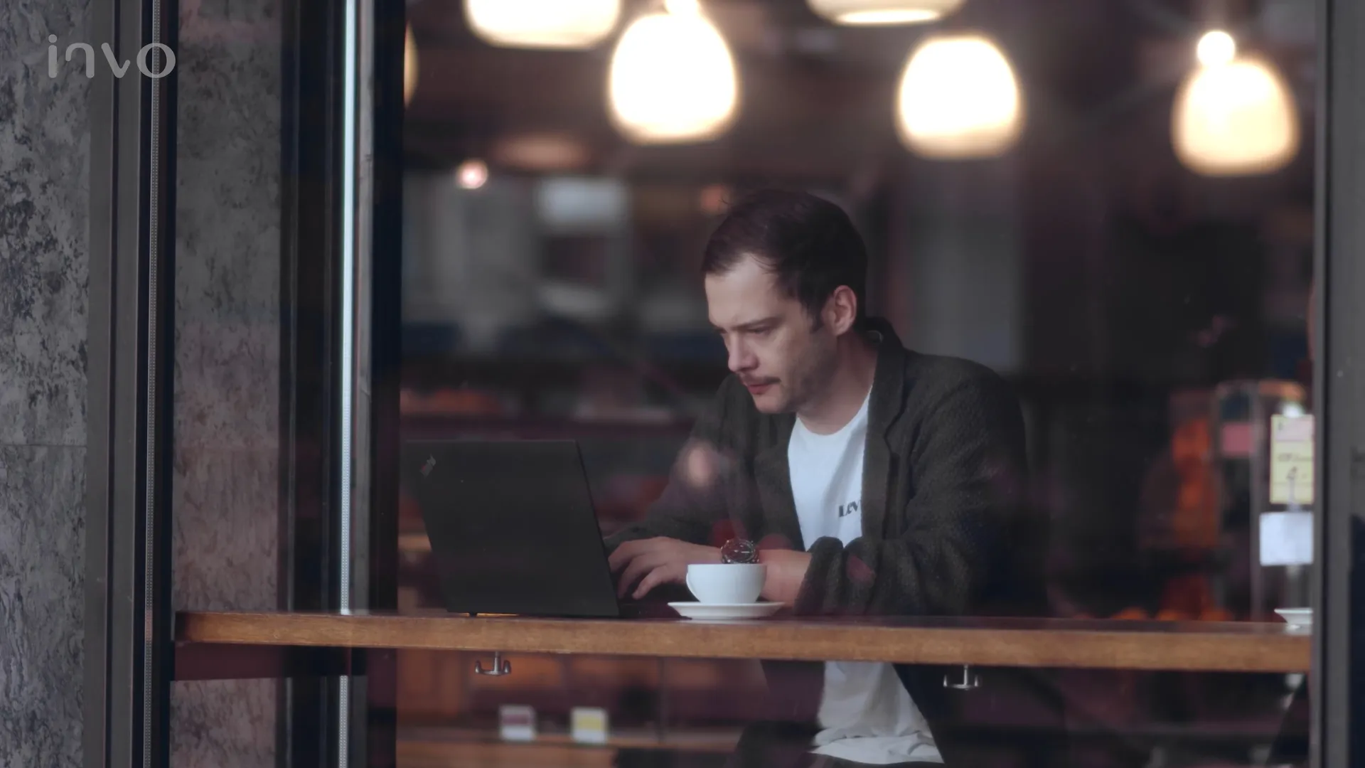 jobber på cafe – still fra selskapsfilm for Invo