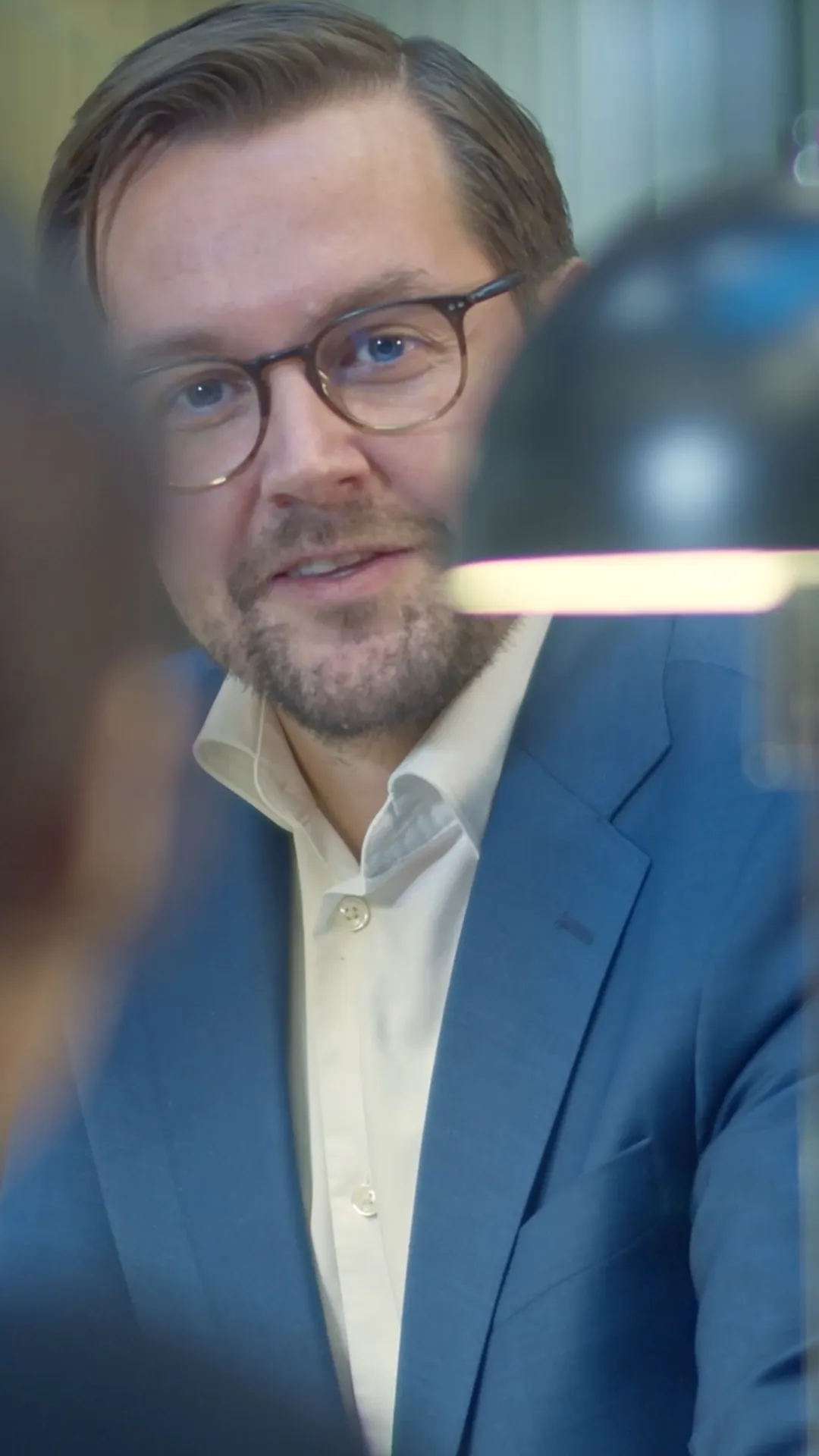 Ansatte i møte på kontor – still fra selskapsfilm for Invo