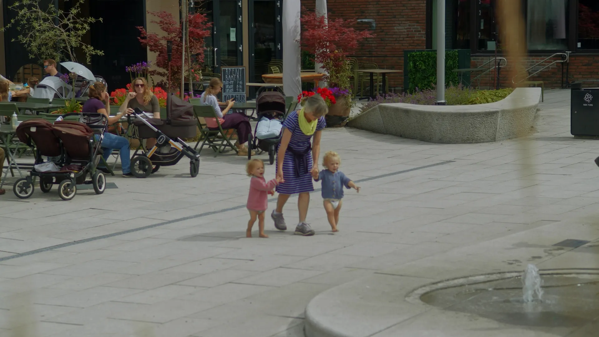 Familie i nærmiljø – still fra reklamefilm for Skanska produsert av Gefühl
