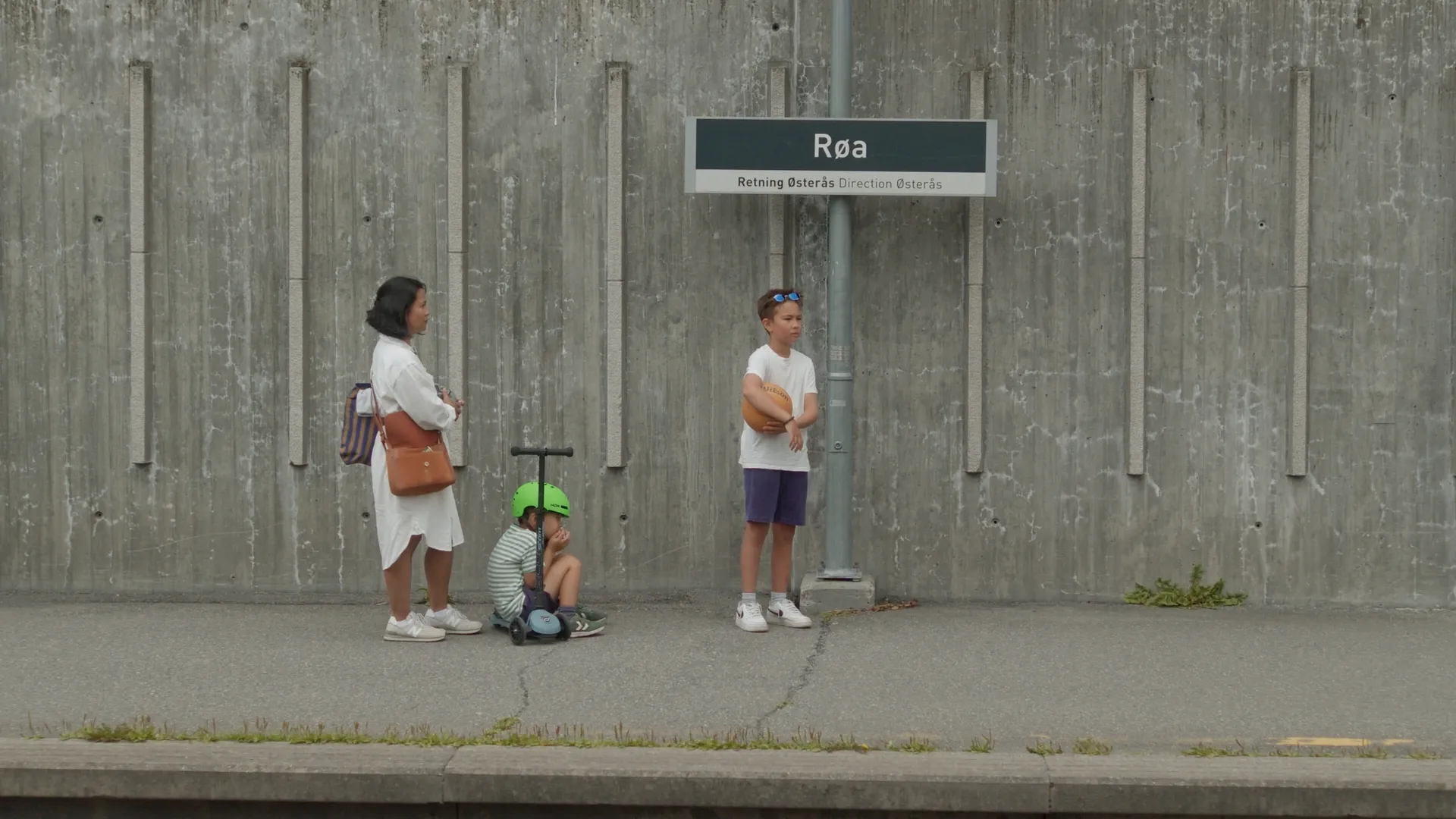 Familie i nærmiljø – still fra reklamefilm for Skanska produsert av Gefühl