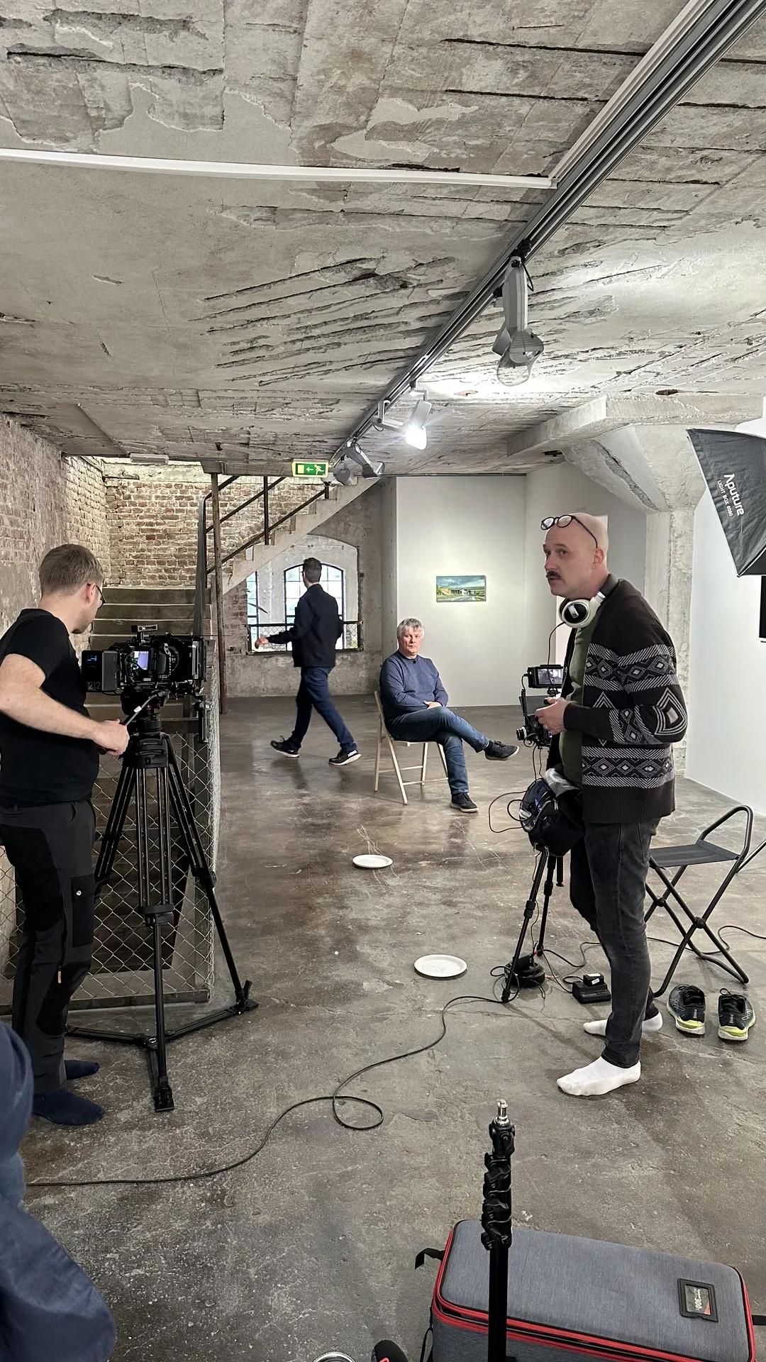 Intervjusituasjon på Vestfossen kunstlaboratorium – behind the scenes fra dokumentarfilm om KS’ lokalutviklingsprogram, produsert av Gefühl i Oslo.