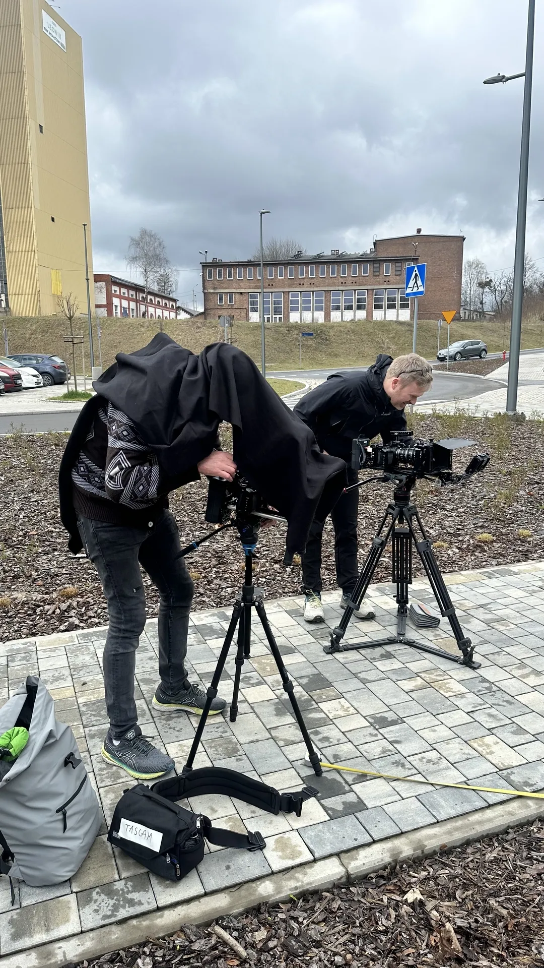 To fotografer i ly for regn under opptak i Rydyłtowy, Polen – dokumentarfilm for KS, produsert av Gefühl.