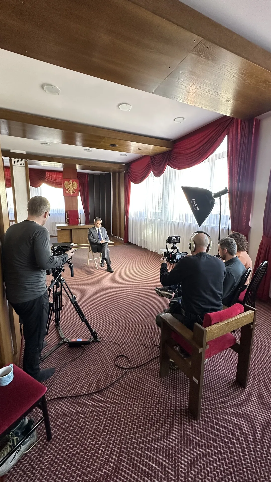 Intervju med ordføreren i seremonisalen på rådhuset i Hajnówka, Polen – dokumentarfilm om KS’ lokalutviklingsprogram, levert av Gefühl.