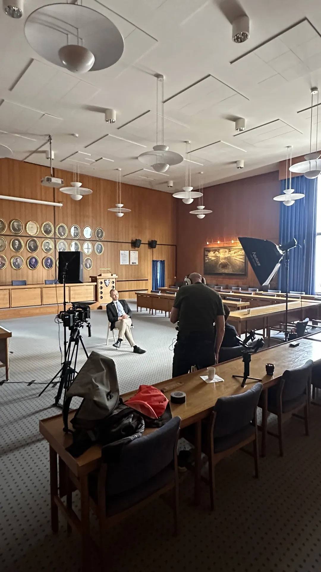 Intervju i kommunestyresalen i Øvre Eiker – dokumentarfilm for KS om samarbeid mellom norske og polske kommuner.