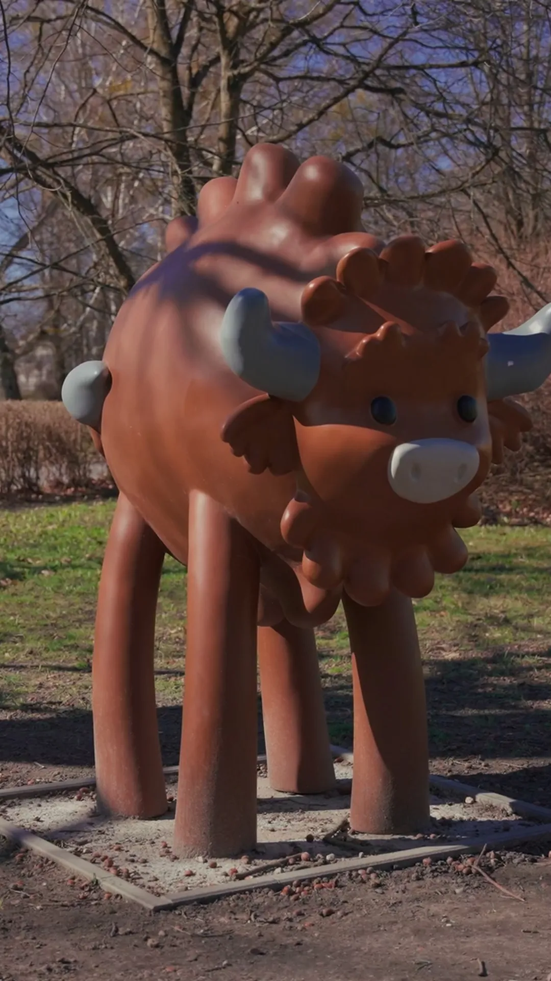 Bison-statue i park – b-foto stillbilde fra filmproduksjon for KS