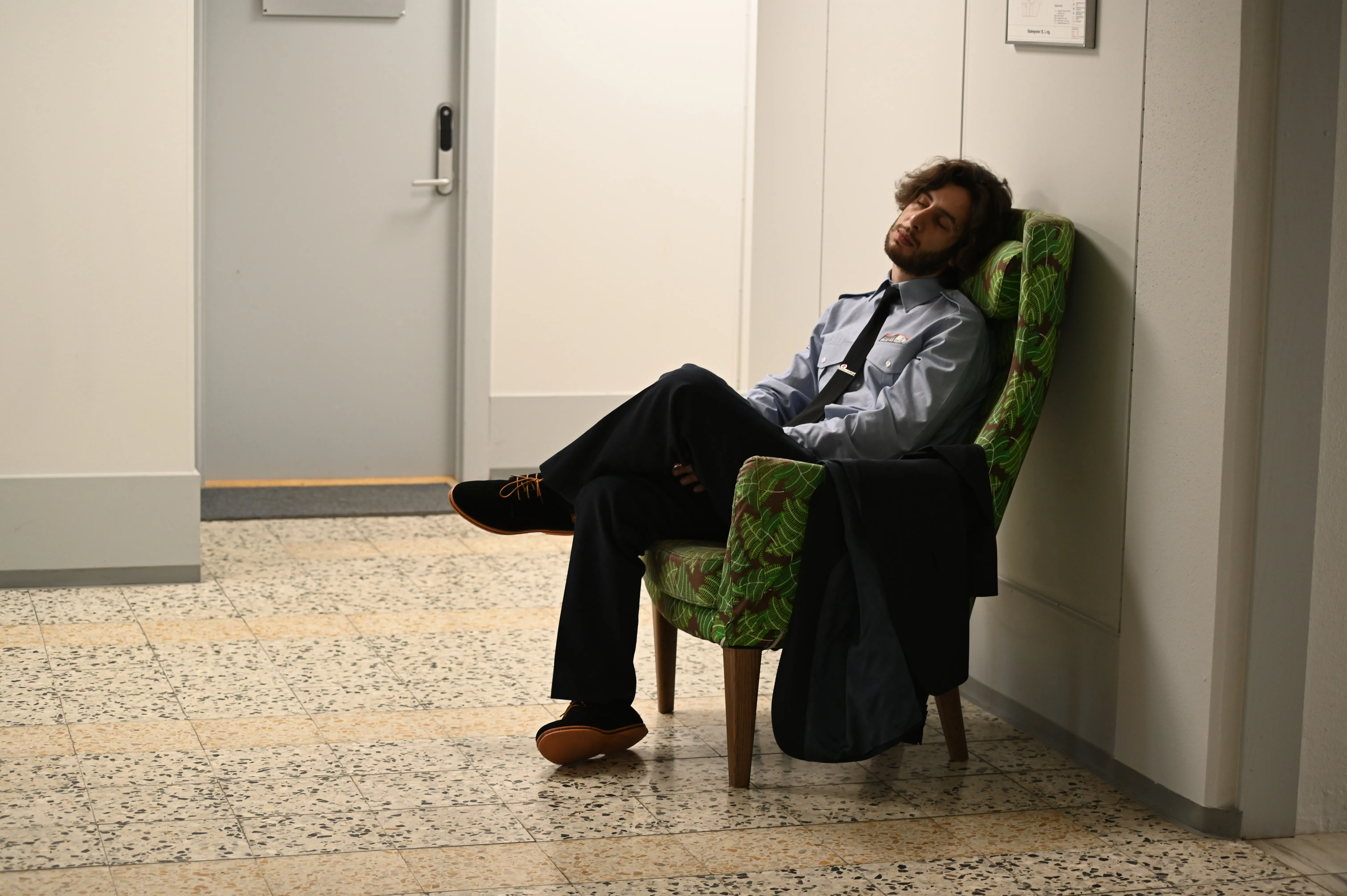 Sovende statist i en pause mellom opptakene - bak kulissene på opptak med Gefühl AS