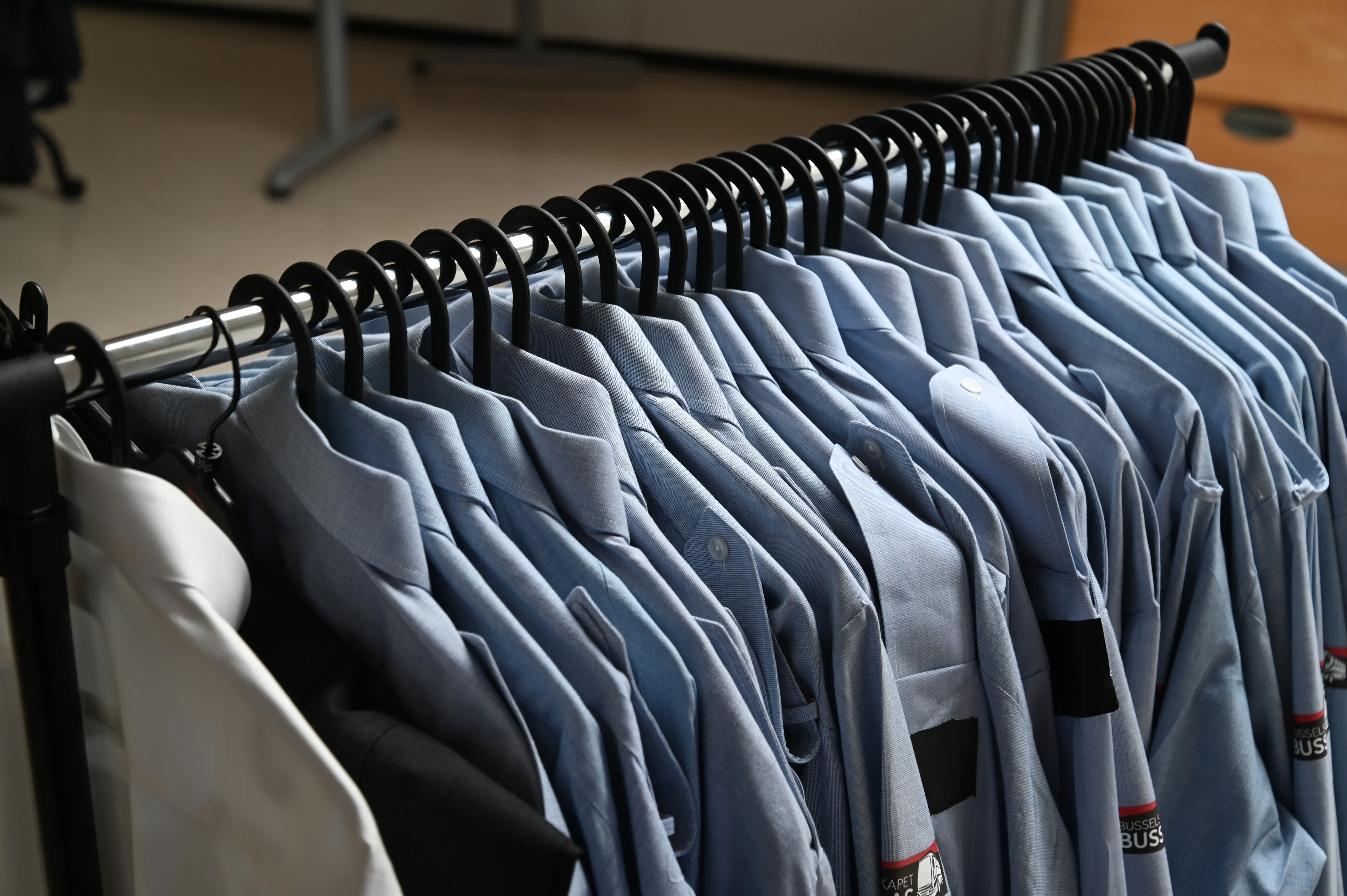 Kostymer klare til bruk av et tyvetalls medvirkende - behind the scenes på filmopptak med Gefühl