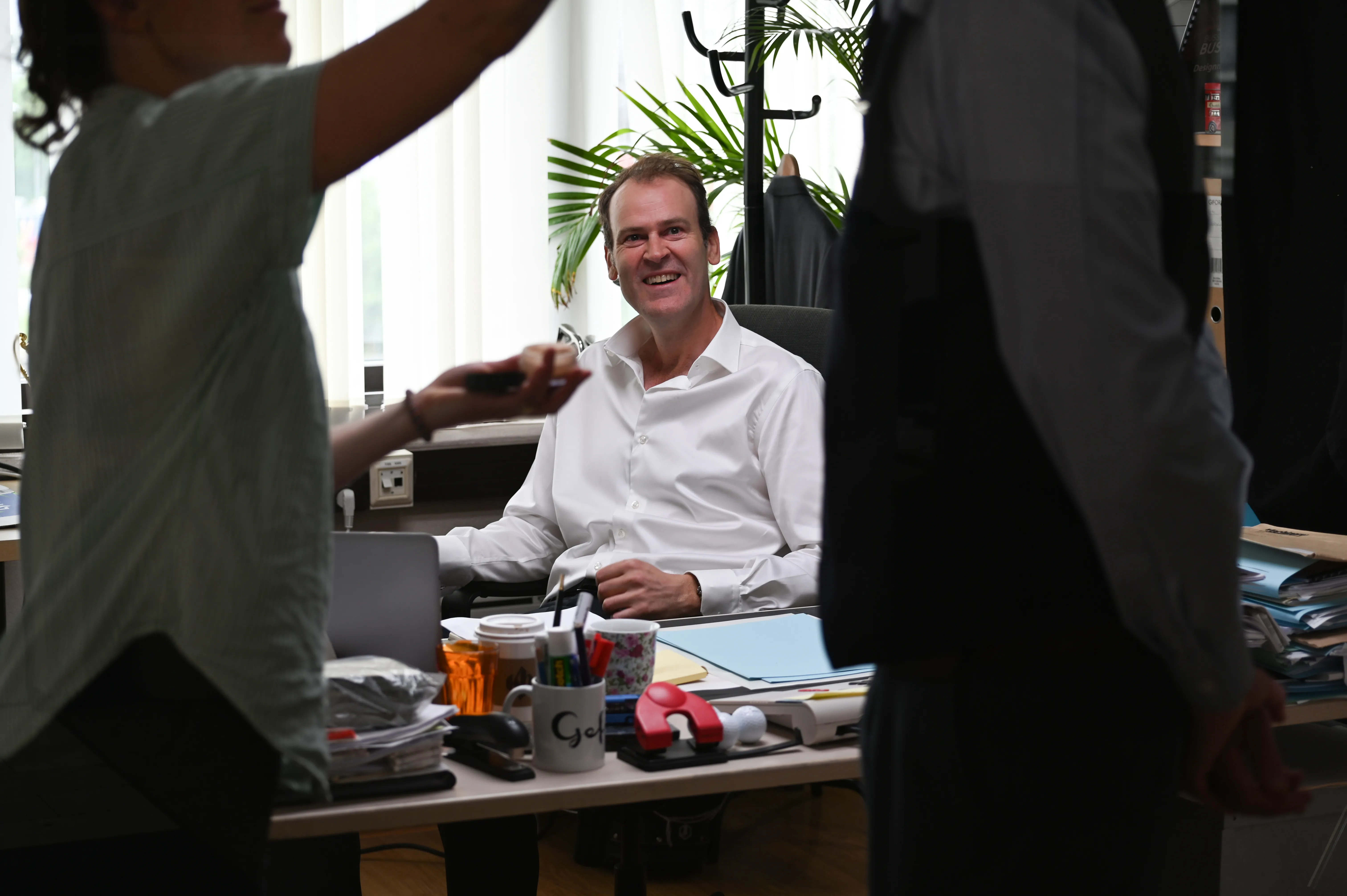 Sminkør og kostymeansvarlig Cathrine Schermann legger siste hånd på verket med pudder på skuespiller Joachim Cossais, mens skuespiller Jeppe Christoffersen allerde er klar - bak kulissene på opptak med filmproduksjonsselskapet Gefühl