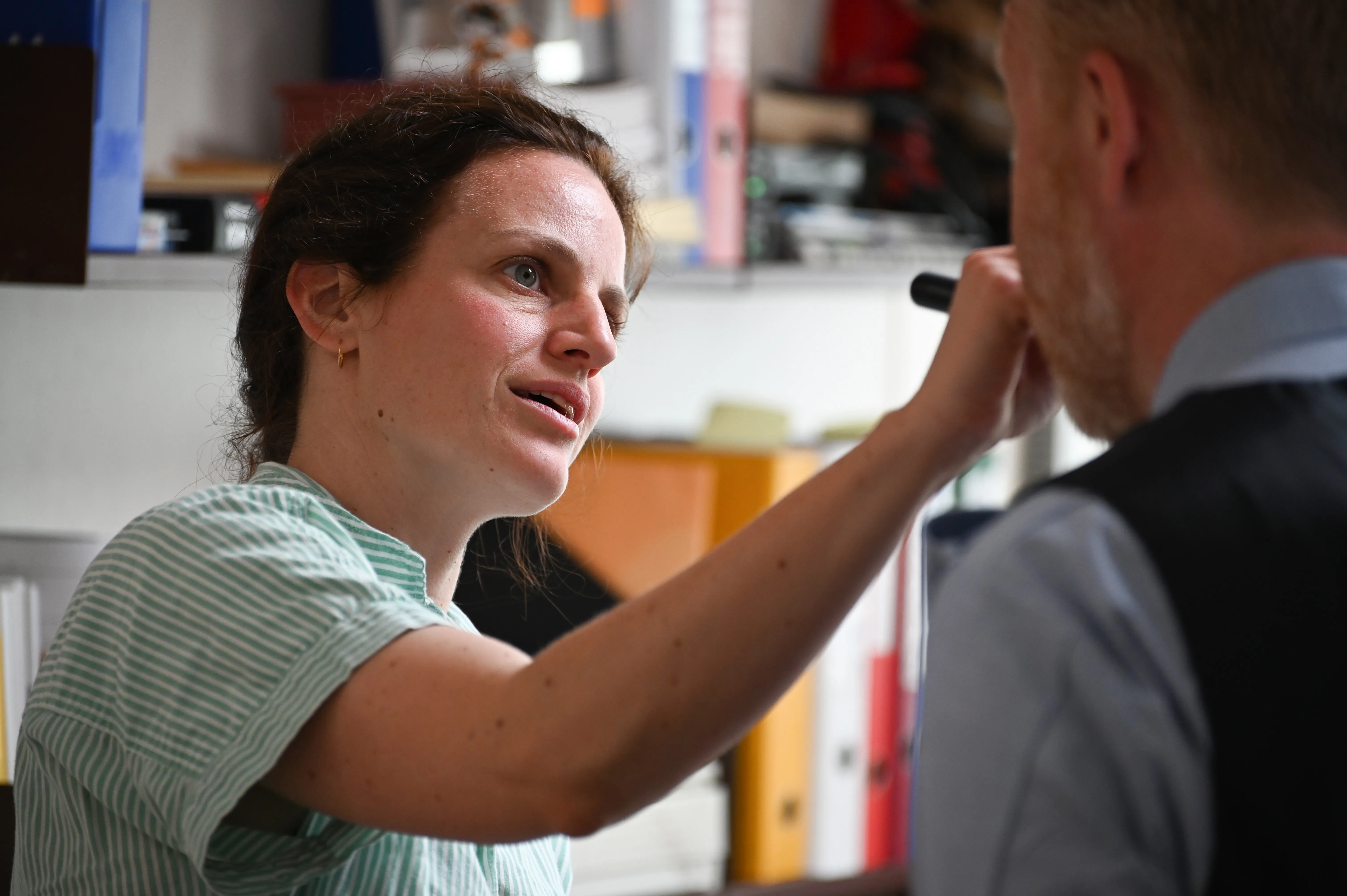 Sminkør og kostymeansvarlig Cathrine Schermann legger siste hånd på verket med pudder på skuespiller Joachim Cossais - bak kulissene på opptak med filmproduksjonsselskapet Gefühl