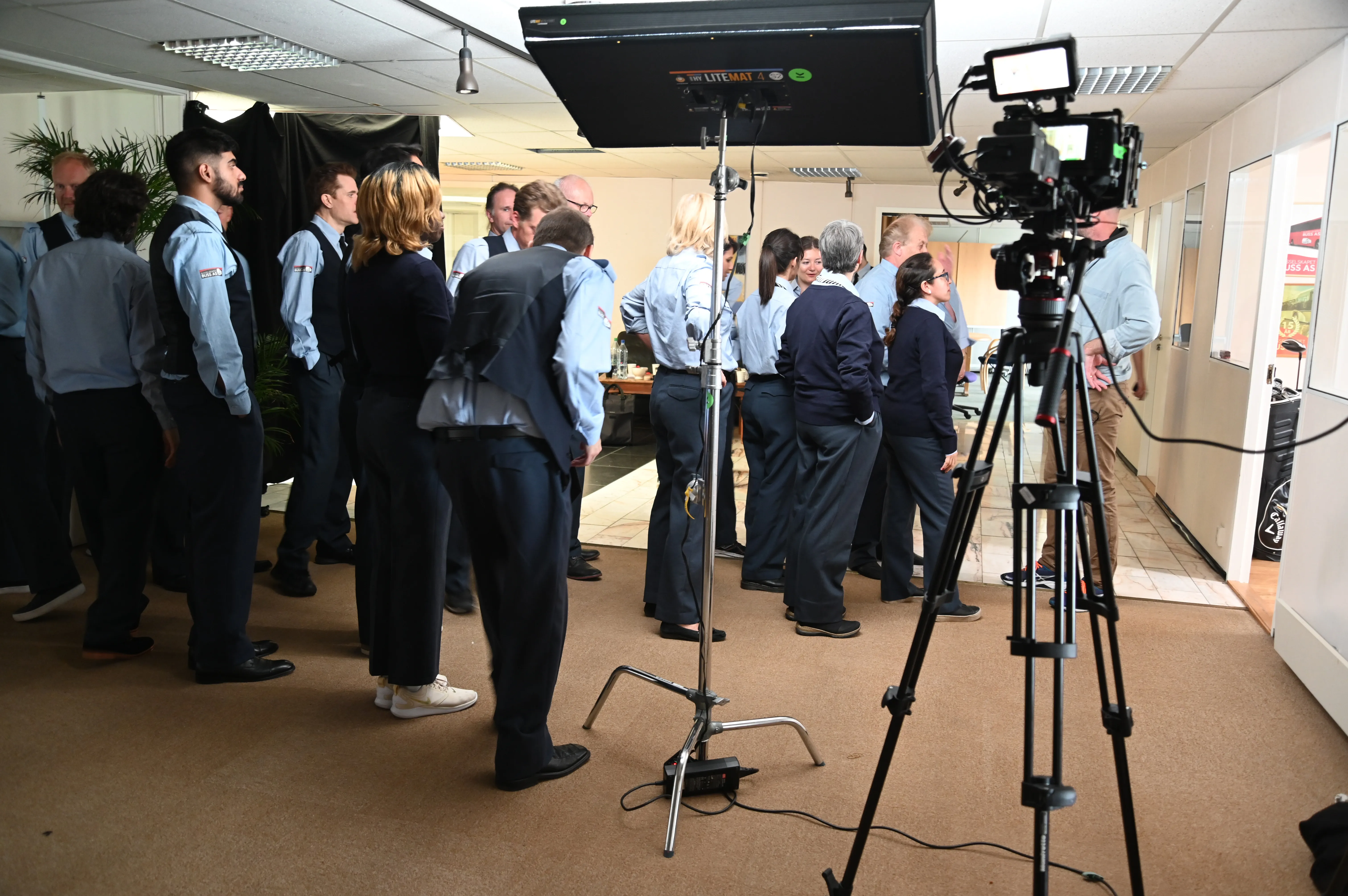 Et tyvetalls statister og medvirkende rett før opptak - bak kulissene hos Gefühl og YTF