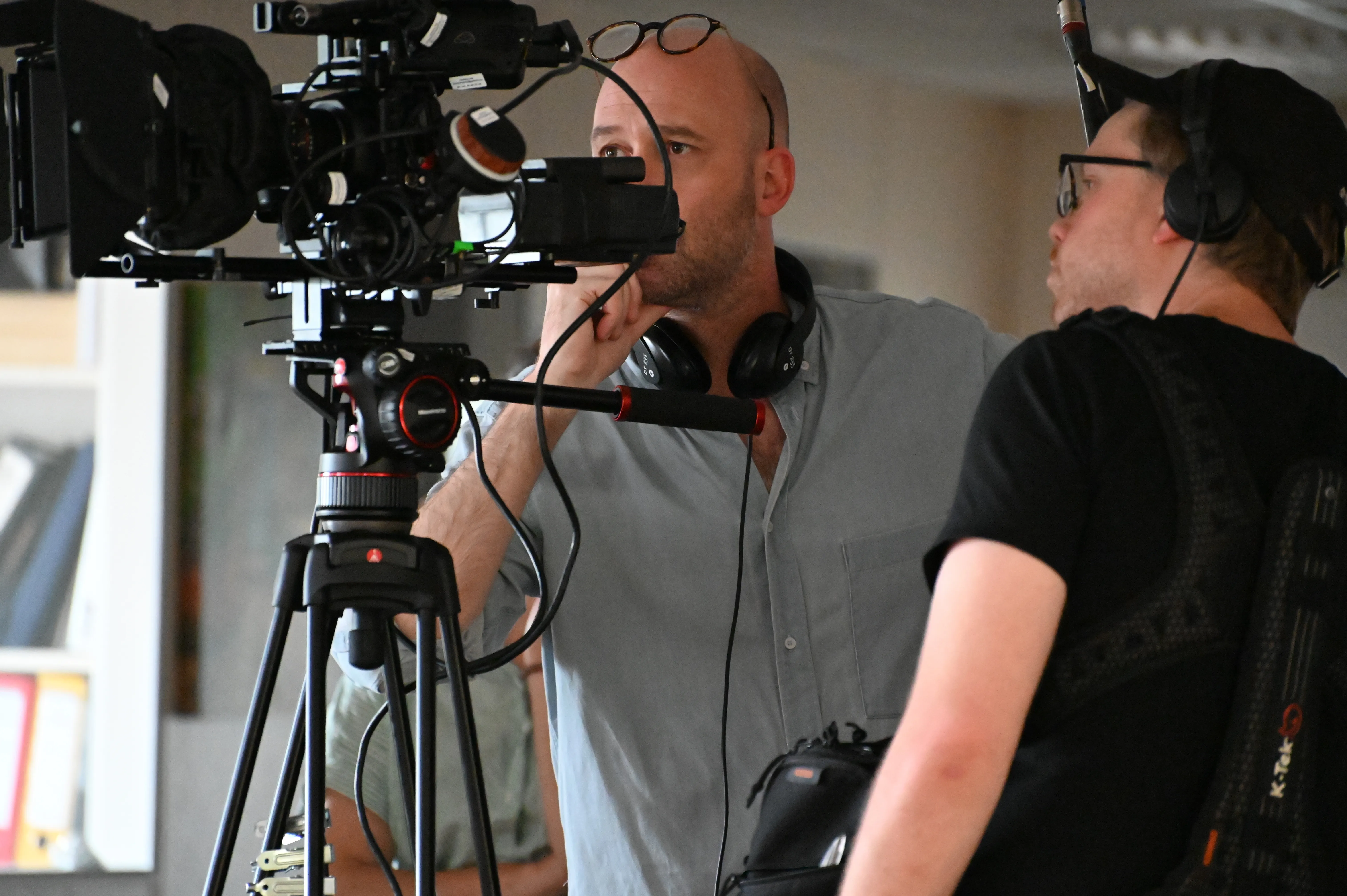 Innspilling på kontor – regissør og manusforfatter Jens Werner Andersen ser spent på opptak med lydtekniker 