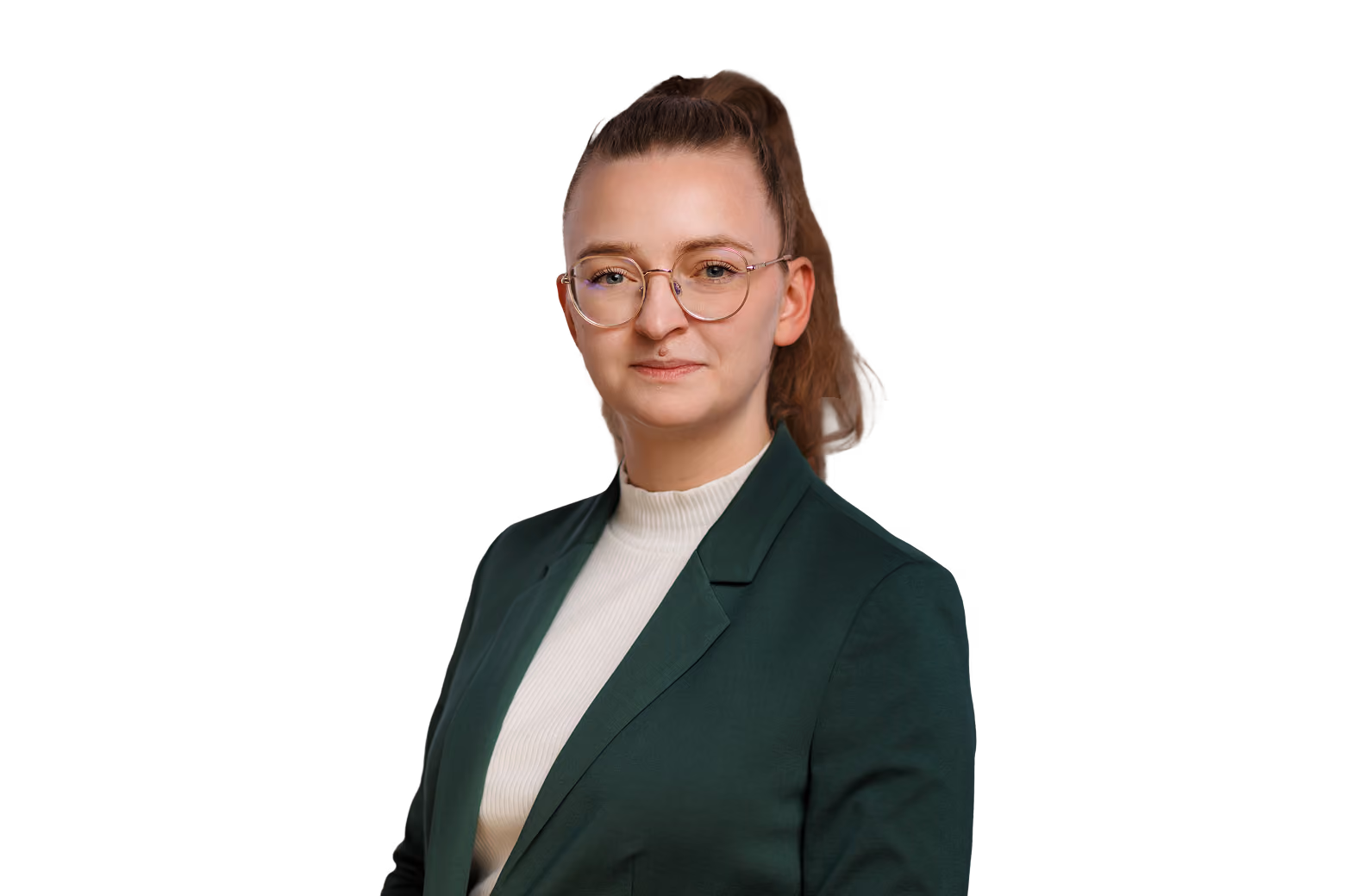 Frau mit Brille und hochgebundenen roten Haaren trägt dunkelgrünen Blazer und weißen Rollkragenpullover vor schwarzem Hintergrund.