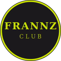 Frannz Club Schriftzug in gelbem Text auf schwarzem, rundem Hintergrund mit gelbem Rand.