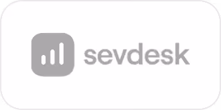 Sevdesk Firmenlogo mit einem grauen Symbol aus drei vertikalen Balken unterschiedlicher Höhe neben dem Text ‚sevdesk‘ in grauer Schrift.