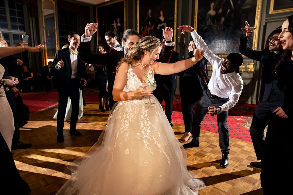 bruid danst tijdens feest Kasteel Duivenvoorde Leidschendam
