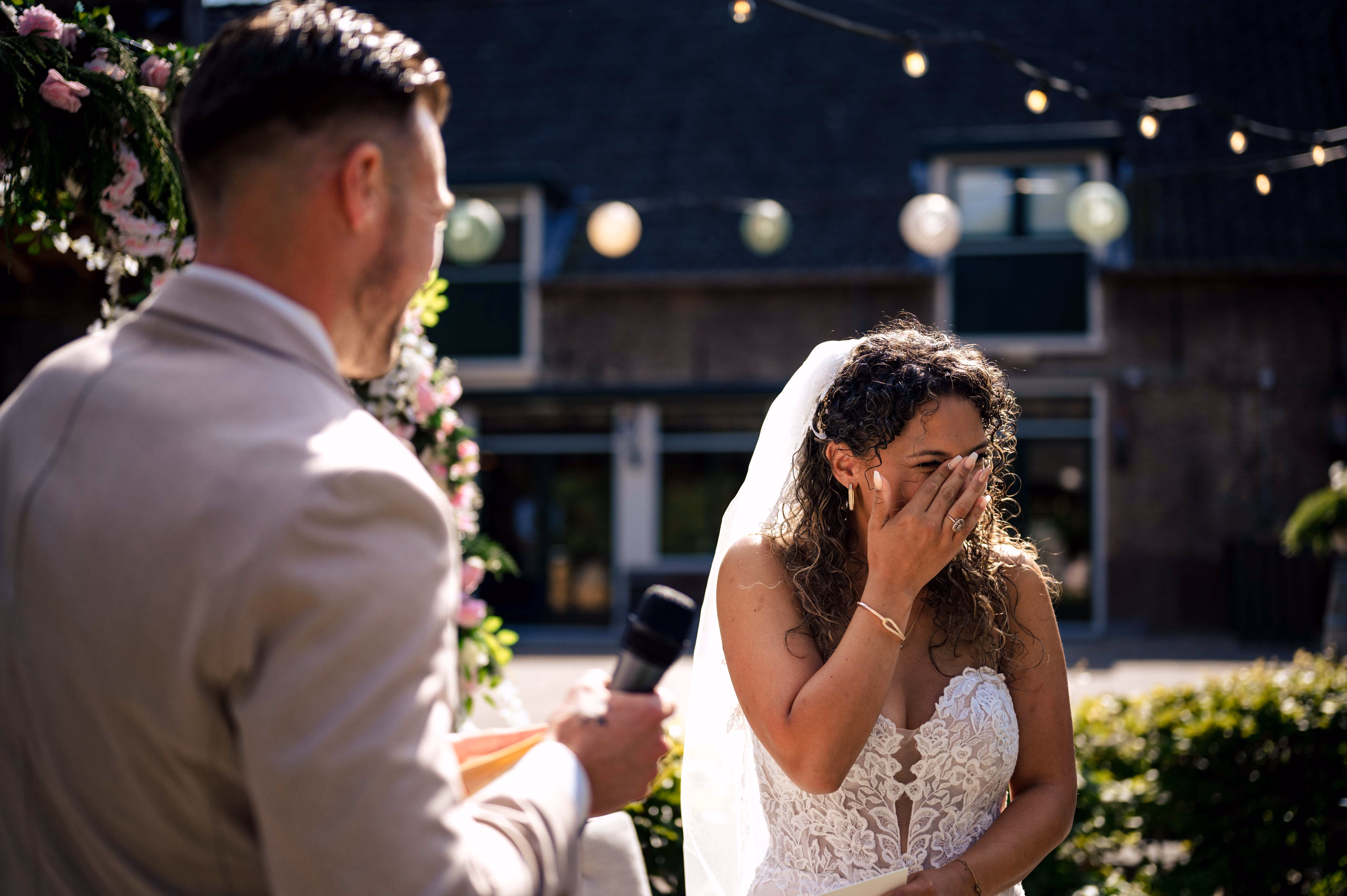 bruid emotioneel tijdens ceremonie wapen van zoetermeer
