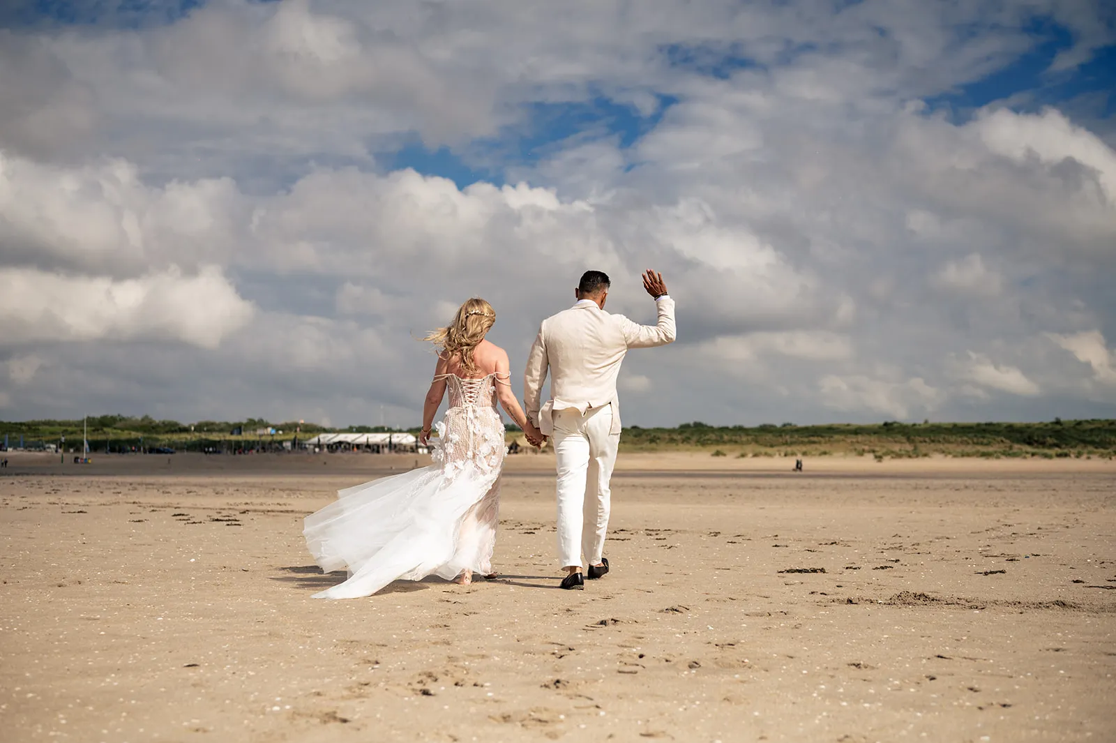 fotoshoot bruidspaar op het strand blow beach kijkduin