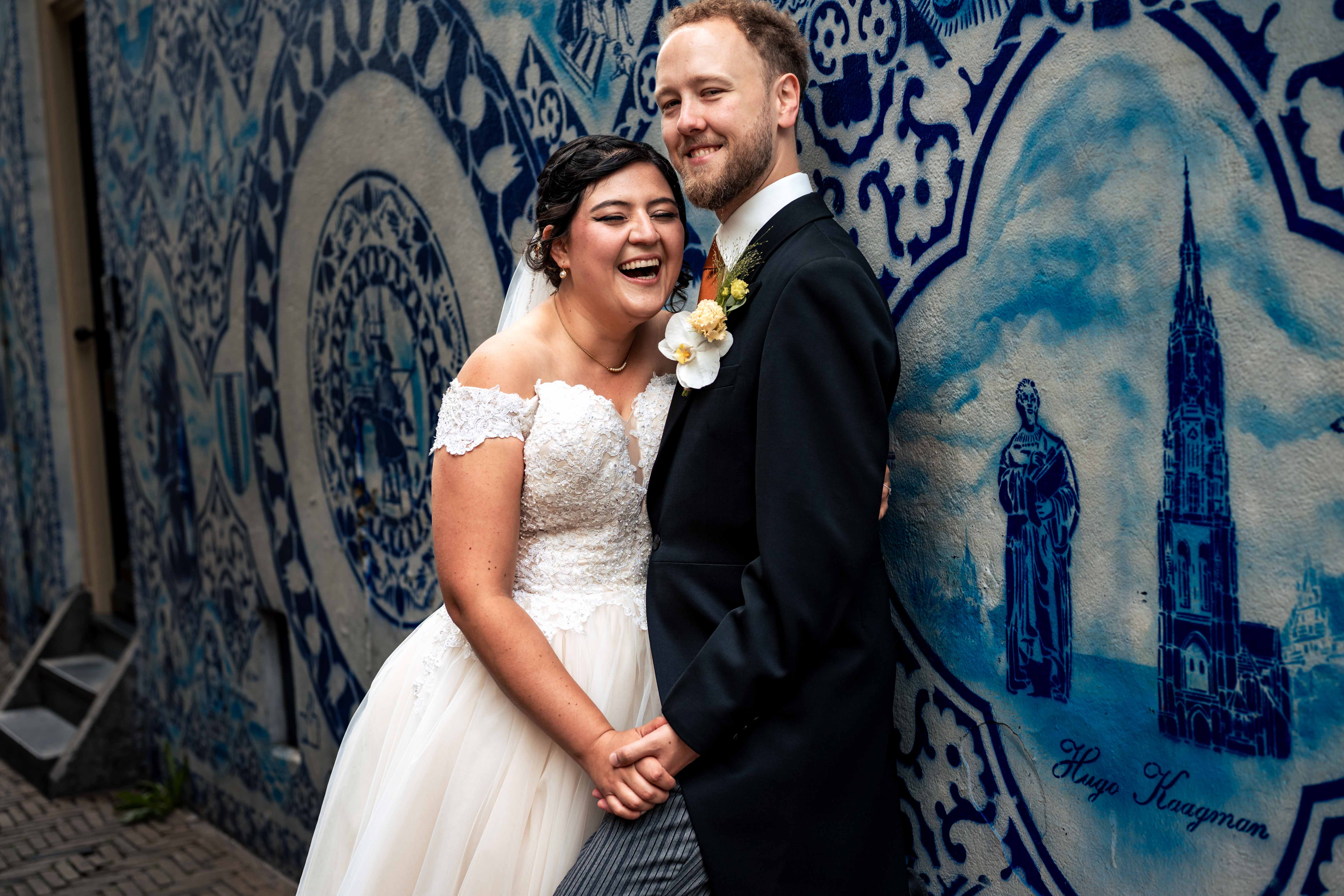 bruidspaar tijdens delfts blauw fotoshoot