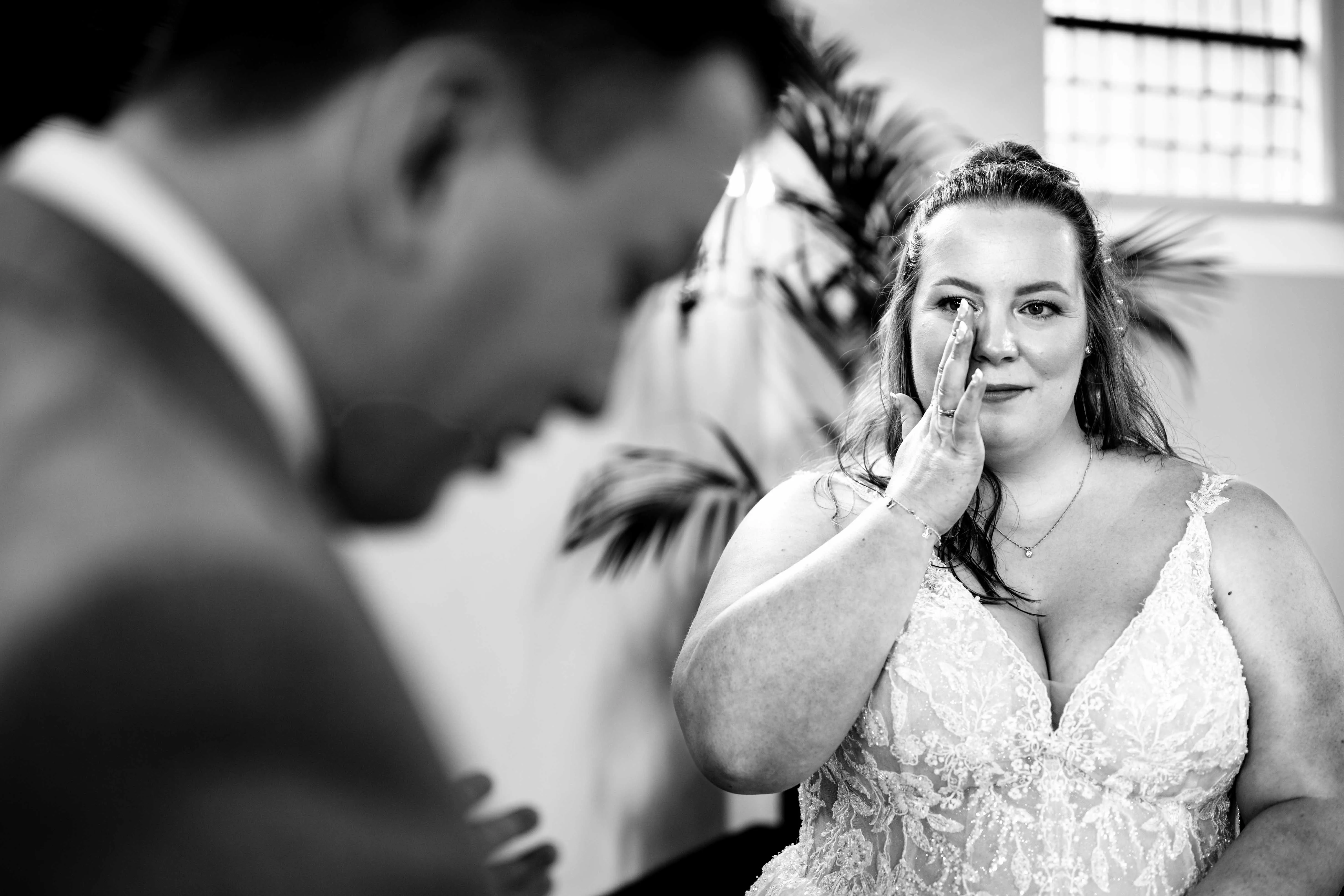 bruid emotioneel tijdens geloften bruidegom heilige hofje naaldwijk