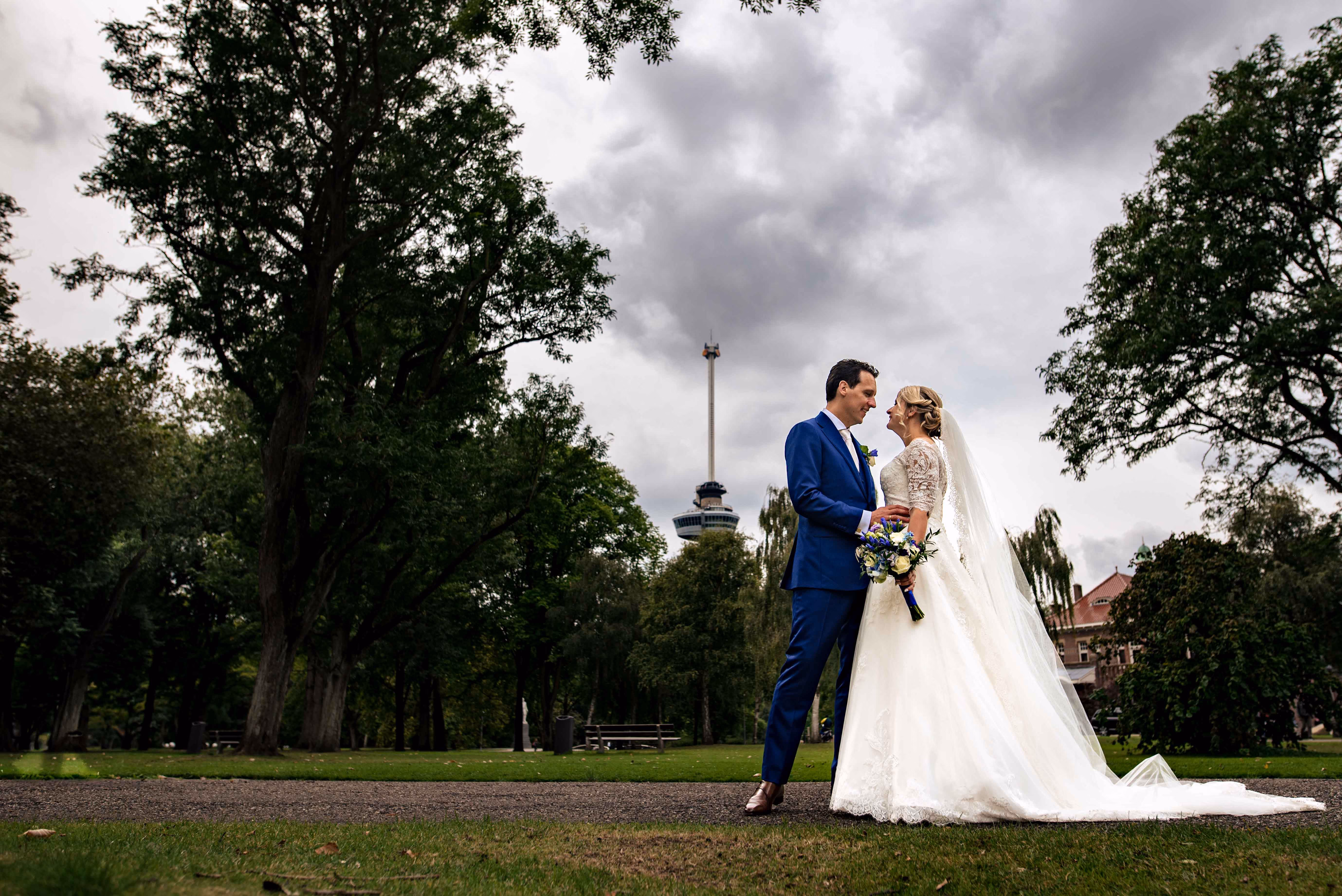 bruidspaar tijdens fotoshoot euromast rotterdam