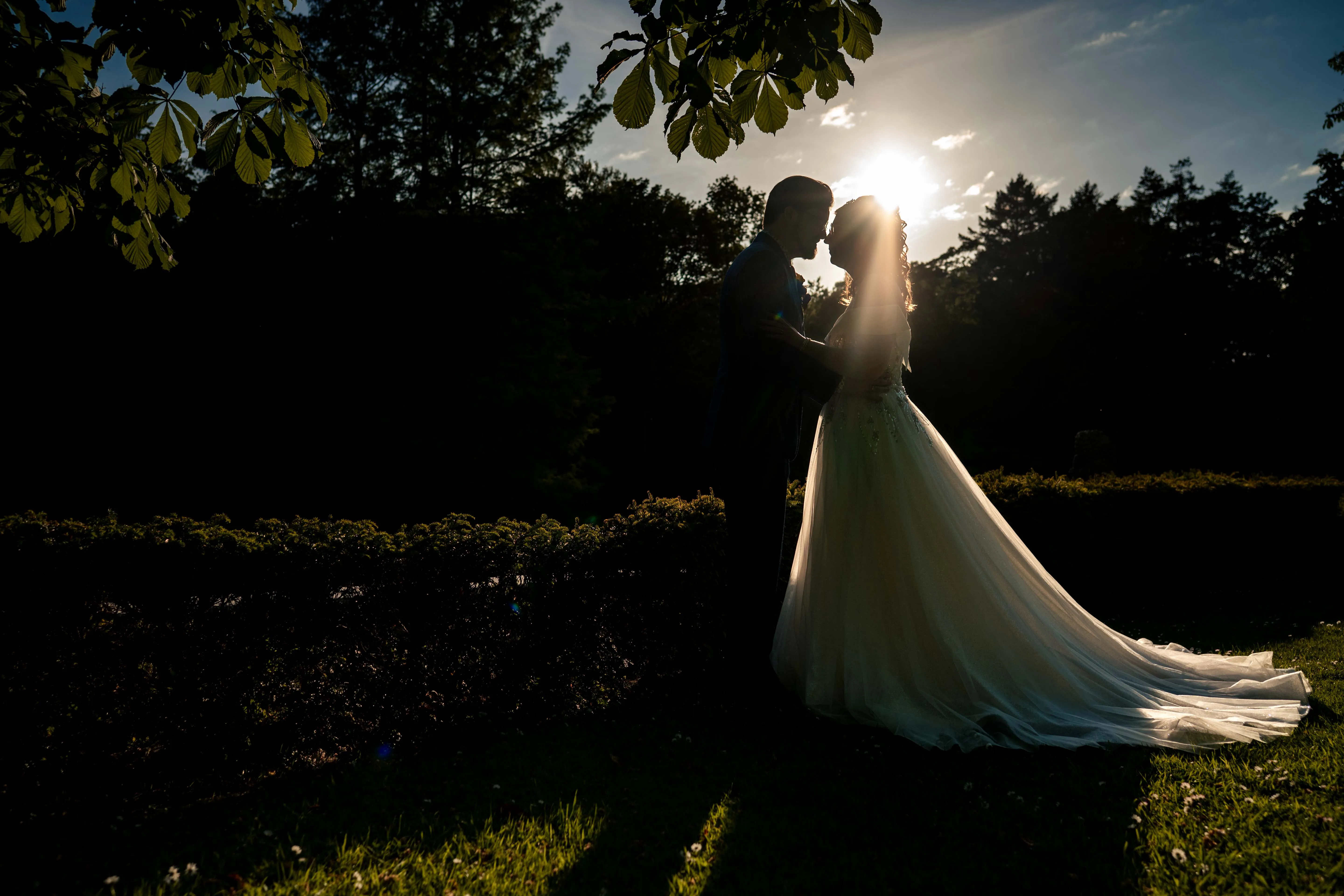 golden hour photoshoot bruidspaar kasteel wittenburg
