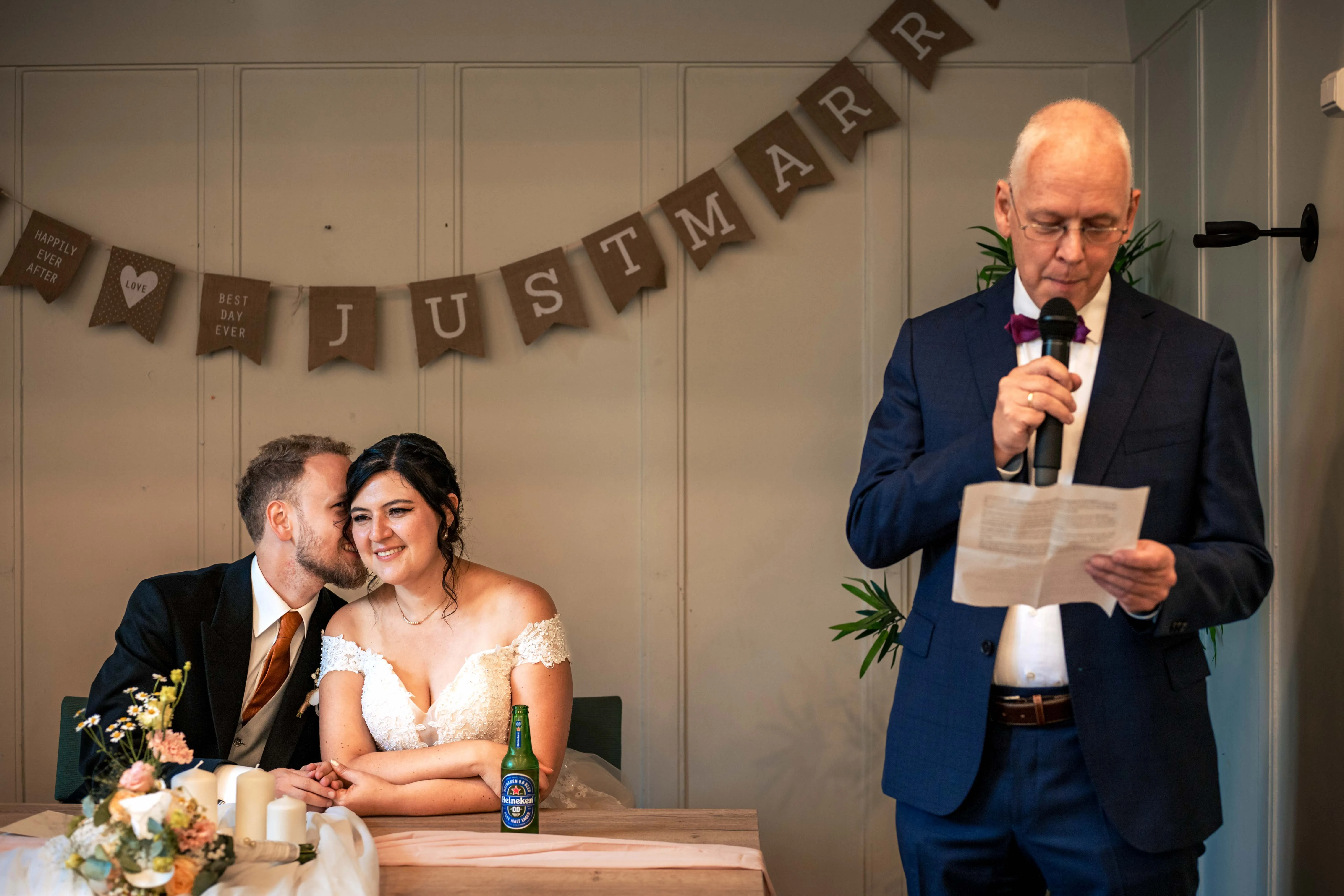 bruidspaar intiem moment tijdens speech vader bruidegom