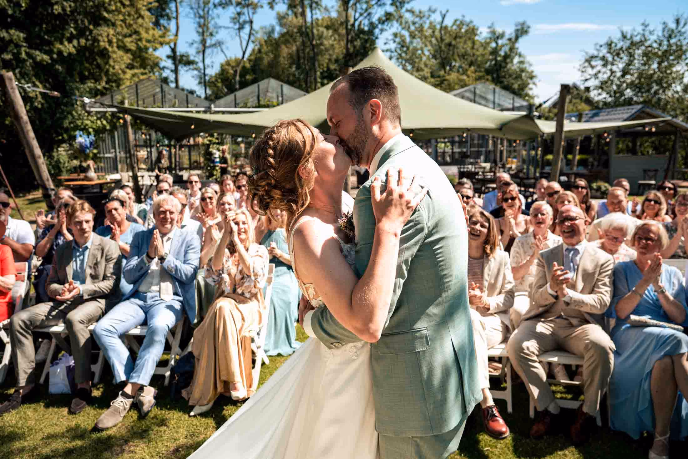 kus tijdens ceremonie bruidspaar