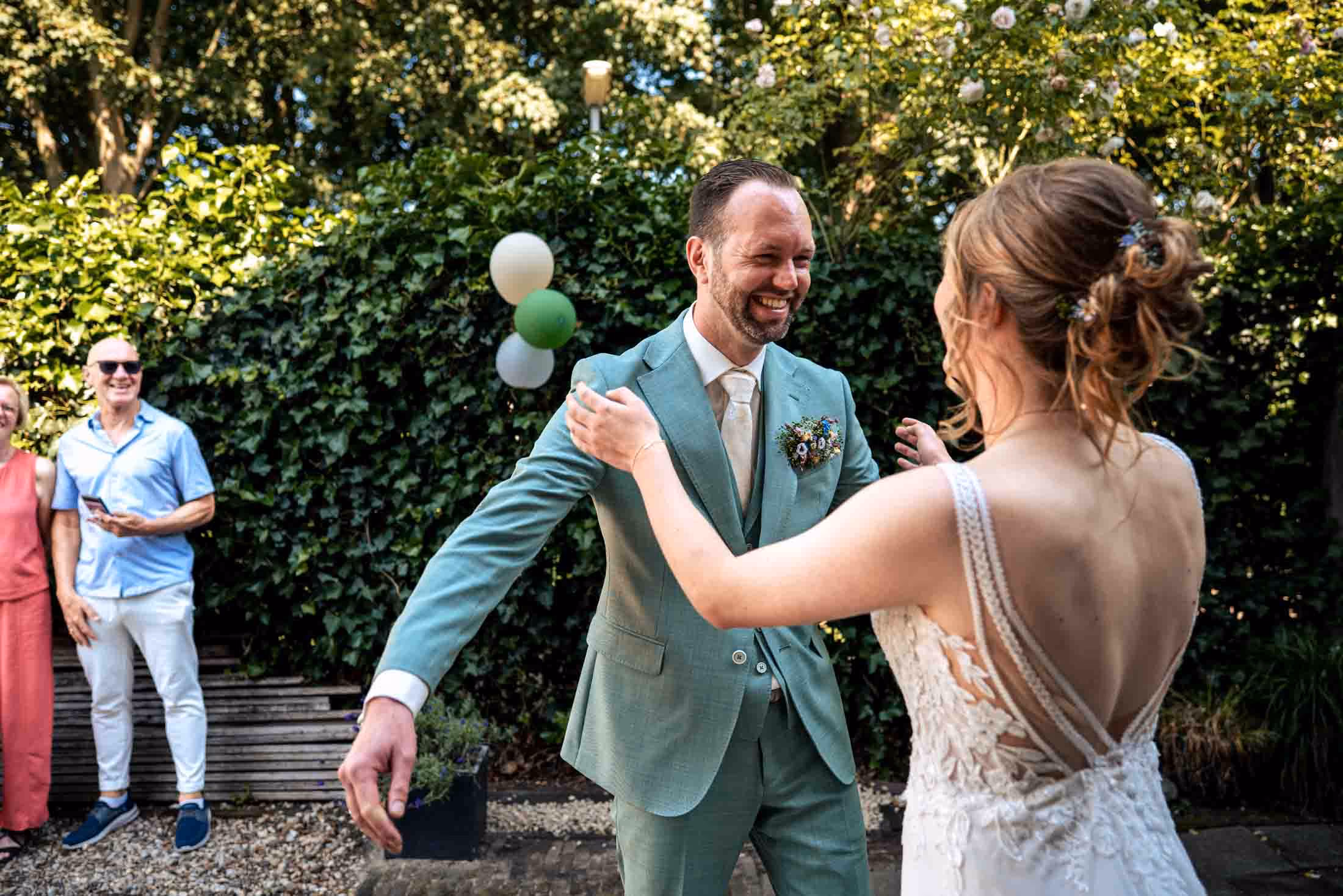 first look bruidspaar met vrienden en familie