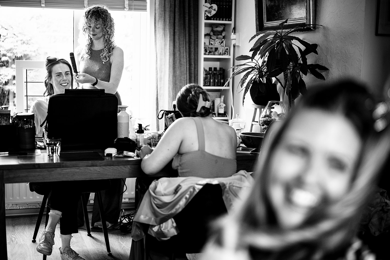 bruid samen met vriendinnen getting ready bij moeder Wapen van Zoetermeer