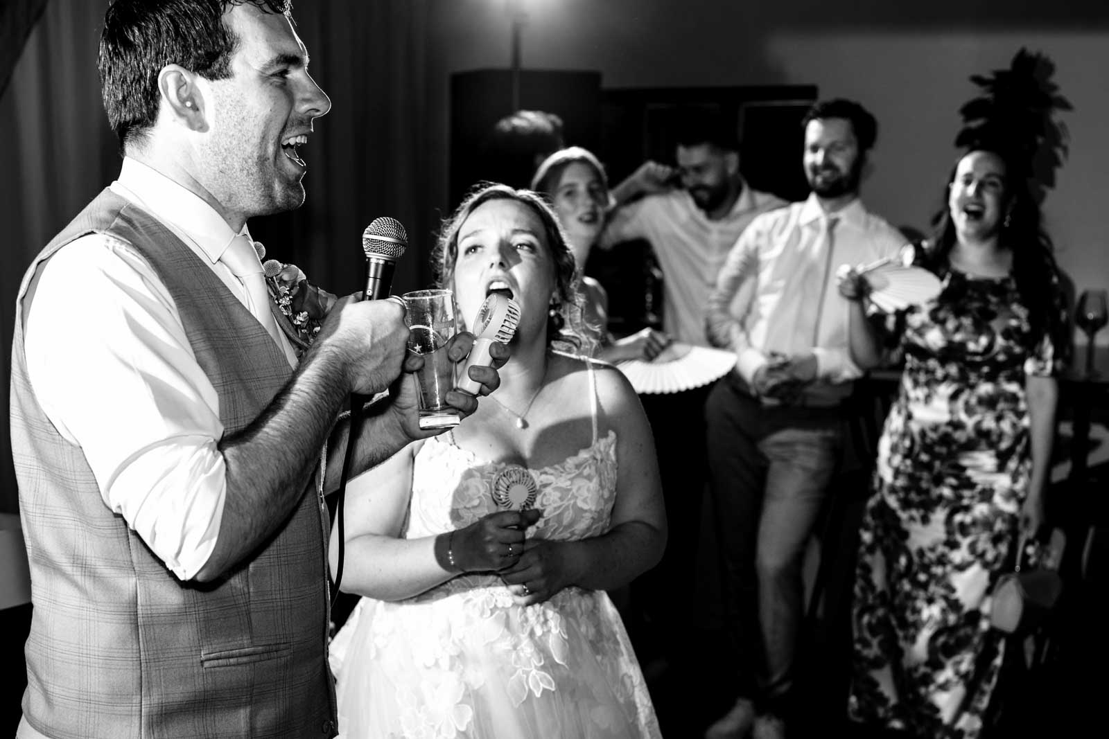 bruidspaar zingt tijdens feest lefarm delft