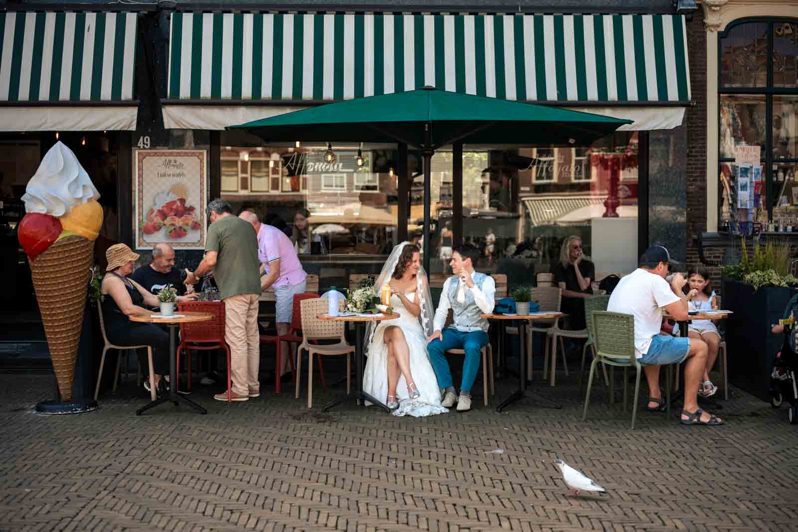 bruidspaar eet een ijsje in Deflt tijdens een hete dag