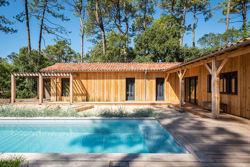 Maison traditionnelle contemporaine au milieu des pins à Lit-et-Mixe
