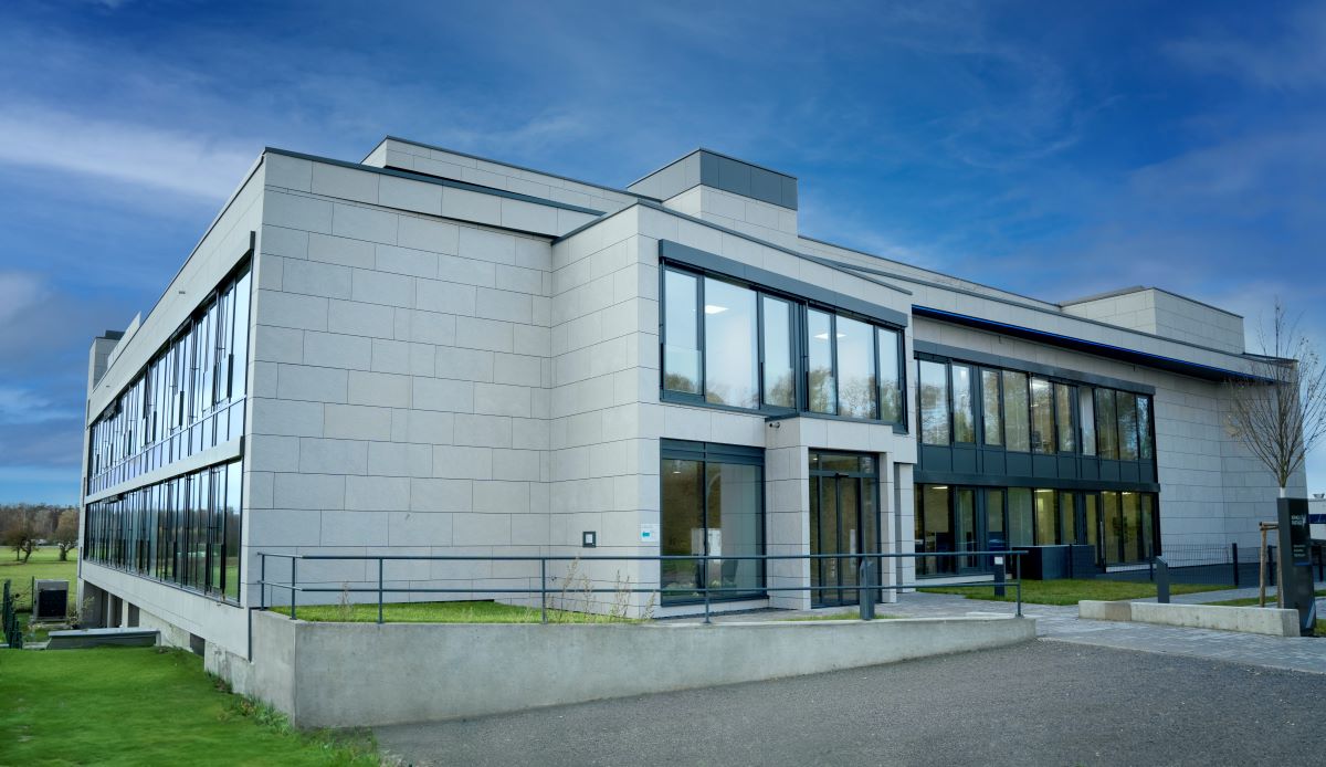 Modernes Bürogebäude von Kohnle und Partner in Weingarten, Am Eisweiher 9, mit grossen Glasfronten.