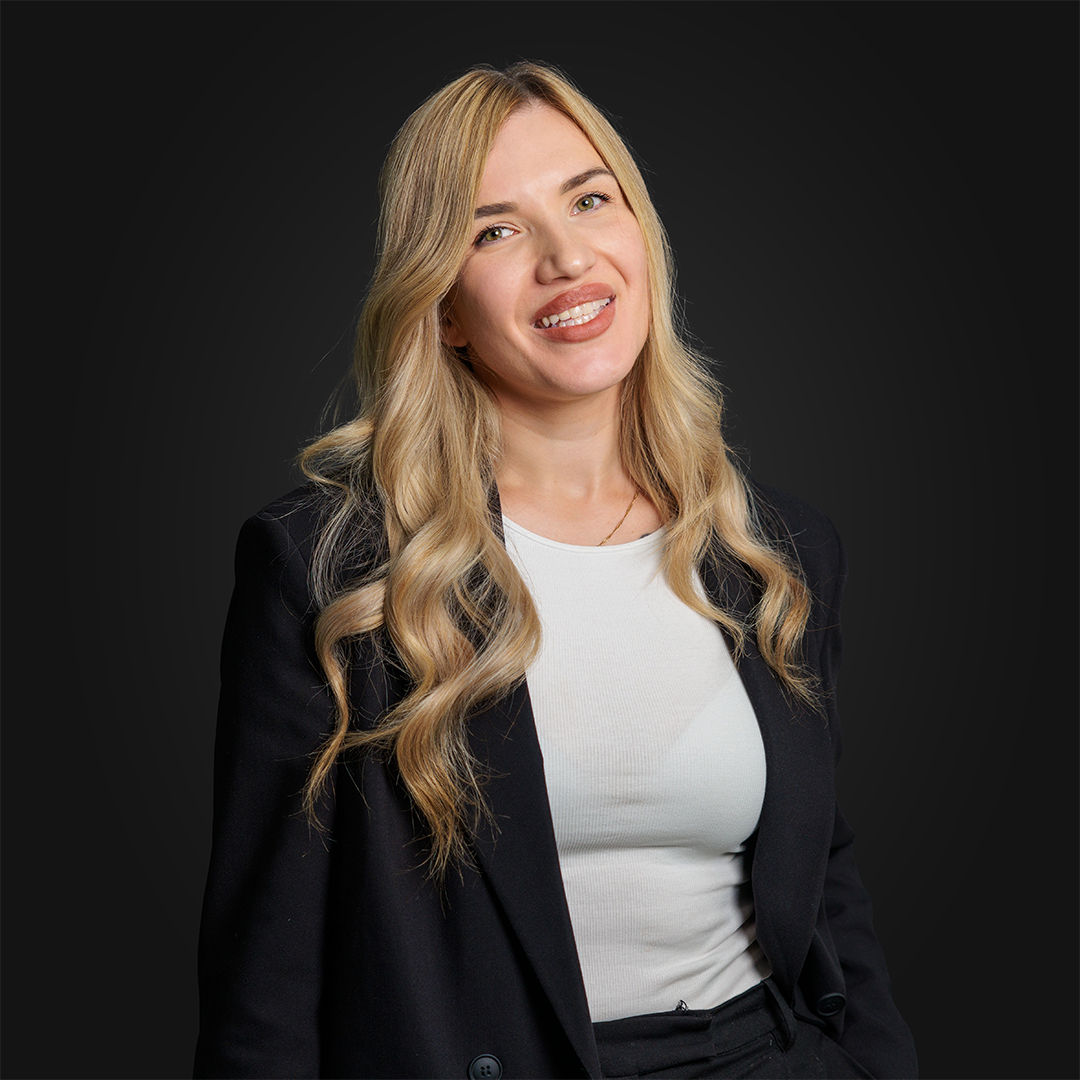 Porträt einer Mitarbeiterin von Kohnle & Partner in Business-Kleidung.