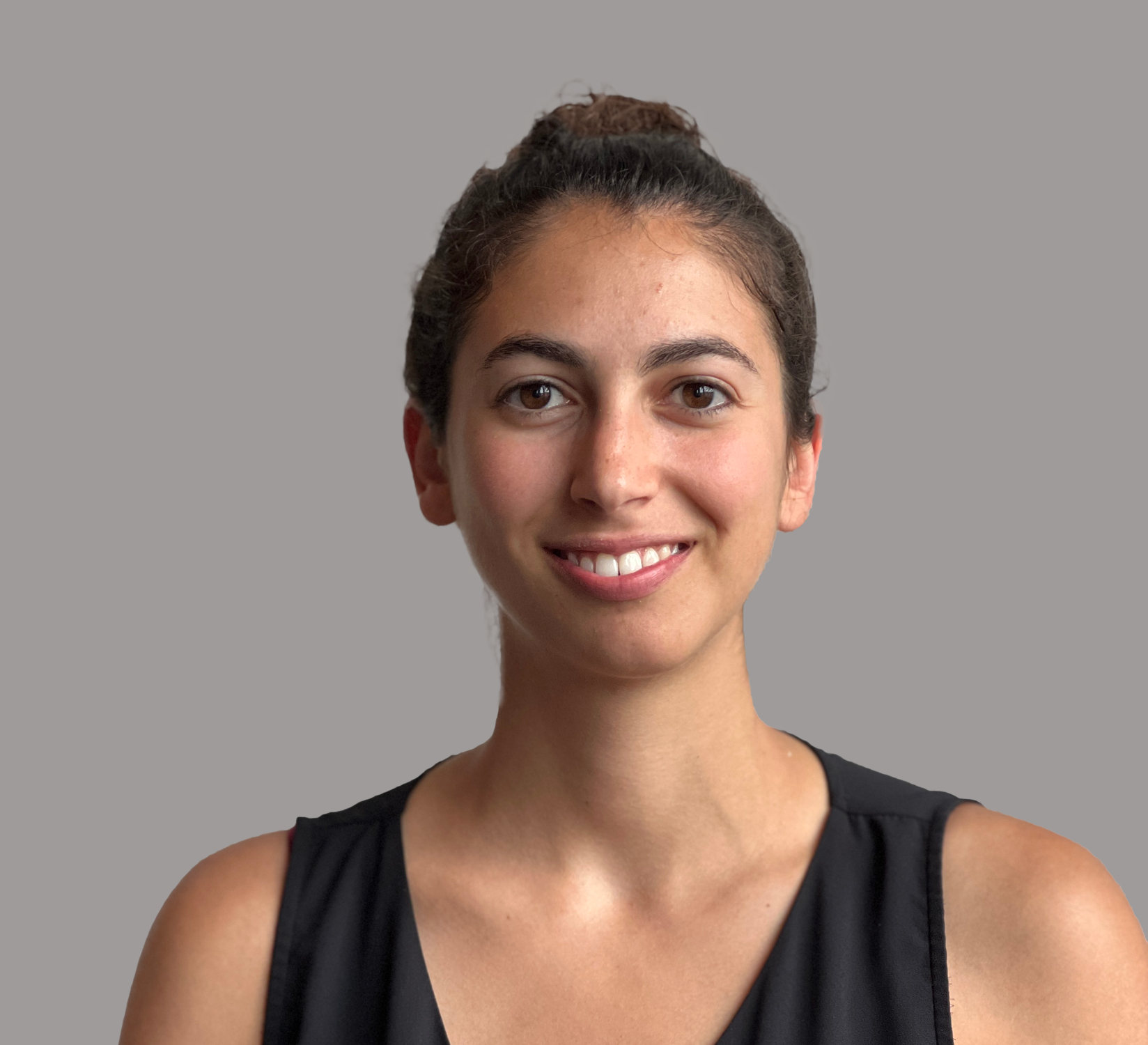 Photo de Melissa Landman, responsable du développement durable, chemise noire à col roulé, cheveux bruns sur fond taupe.