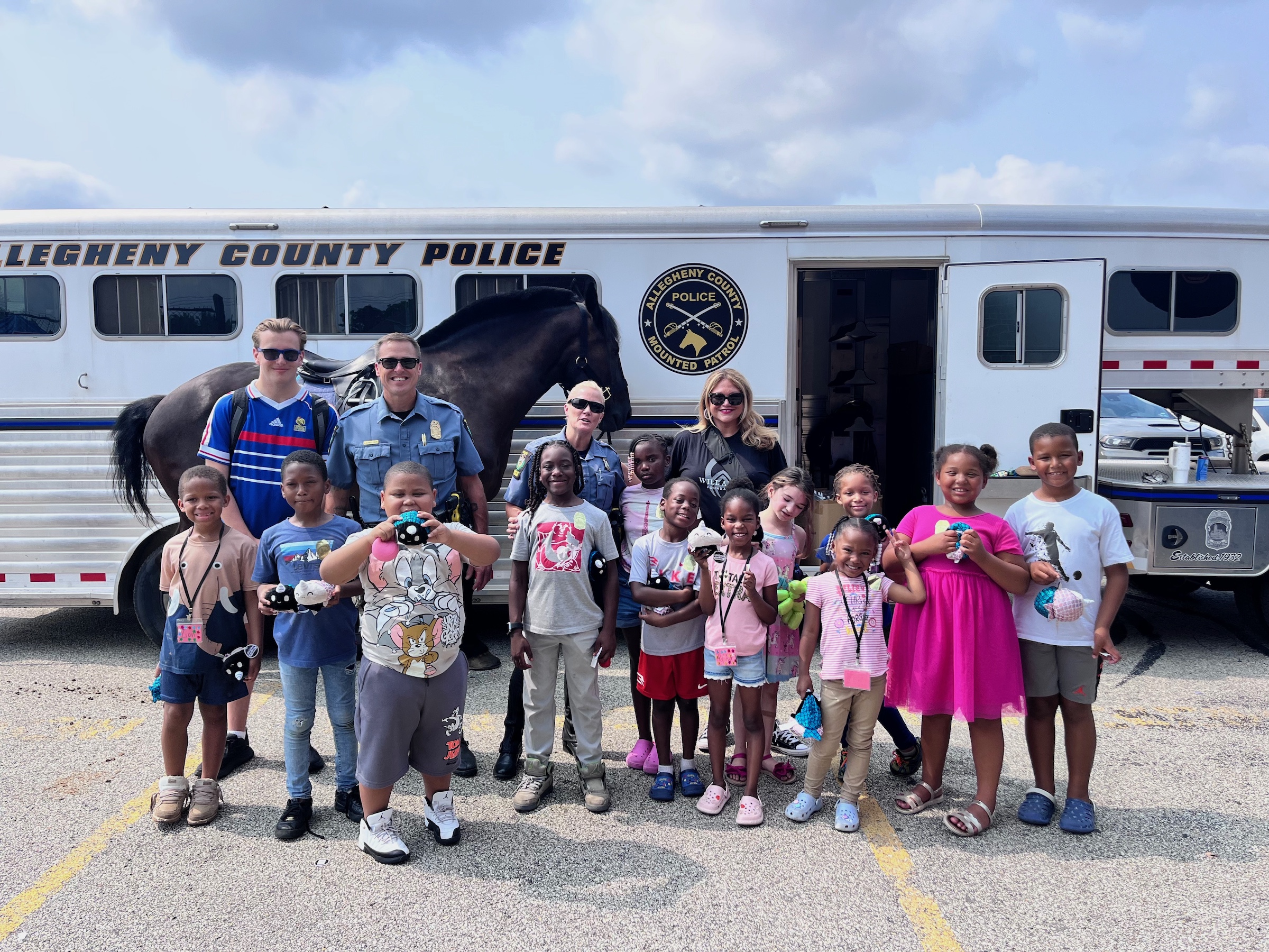 Kids with the Allegheny County Police and horse
