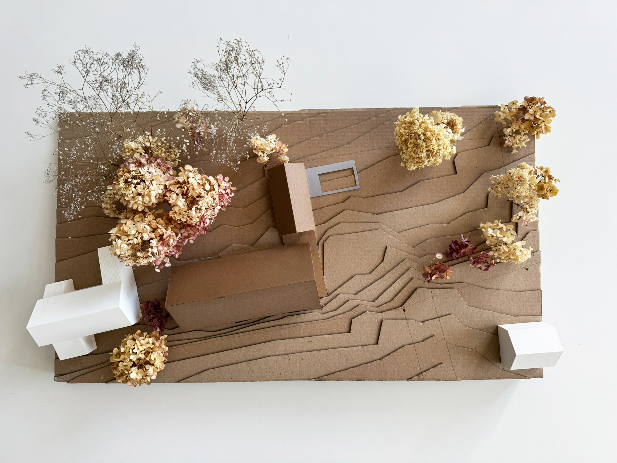 CHALUPA V PODJEŠTĚDÍ