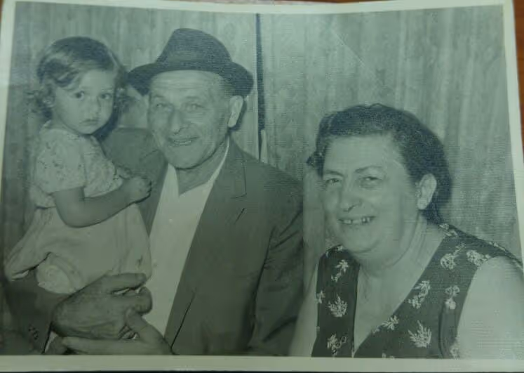 אריה ומלכה אייזן ז"ל, יחד עם נכדתם רויטל
