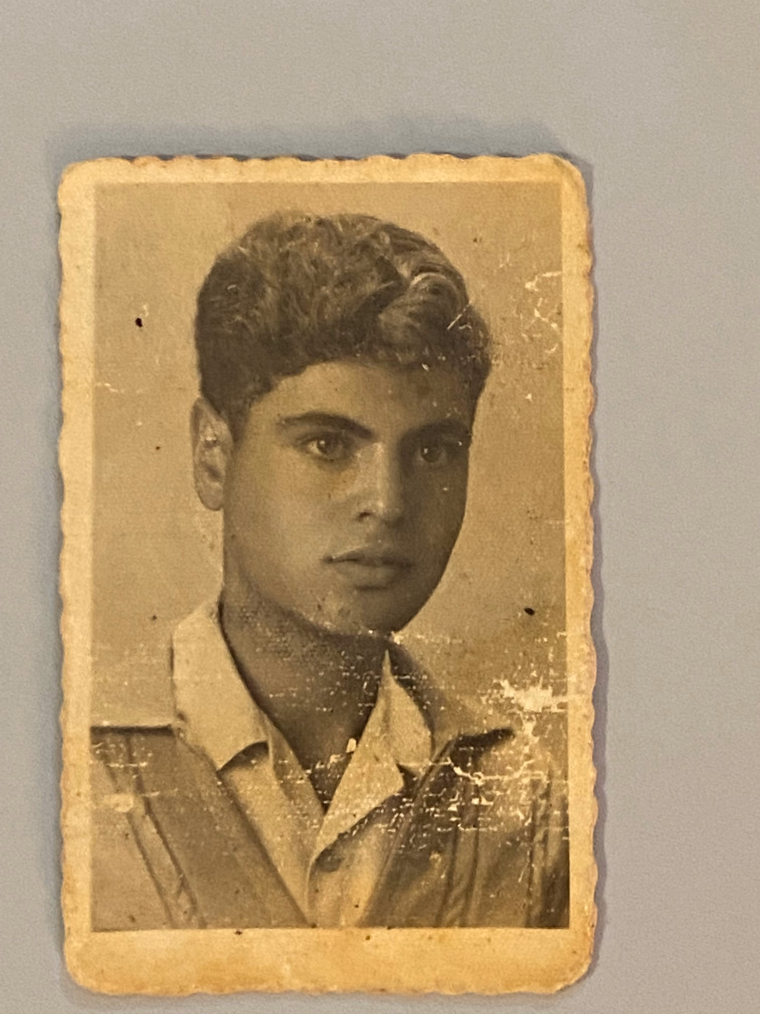 יום אחד אמרו לנו שבשני למאי 1950 תבוא אניית 'גלילה' שתיקח אותנו ארצה. אחי הגדול יוסף, היה תמיד צמוד אלי- אני הייתי פעיל בצופים אז הוא היה פעיל, אז הוא אמר אם שמואל עולה אז גם אני עולה. אני הייתי אחראי על הרישום, ואמרתי לו שאדאג שיצא איתי. אז שיניתי את הגיל שלו ואת הכיתה, כך שהוא יהיה איתי- והוא באמת עלה איתנו!" התמונה צולמה לאחר עלייתו של שמואל לארץ ישראל, ושם פגש באירוע של ריקודי עם את רינה, שלימים הפכה לאשתו. 