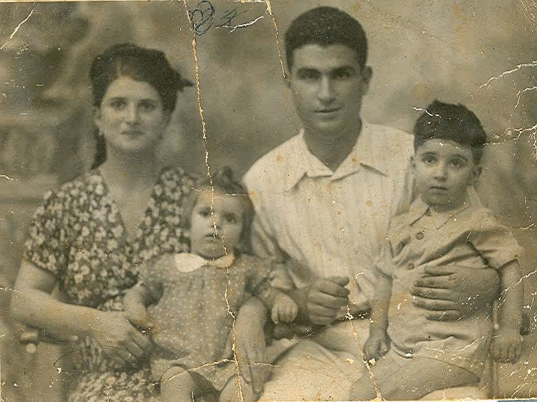 ציפורה נחום עם בעלה פדהצור ושני ילדיהם הגדולים ניסים ומרים 