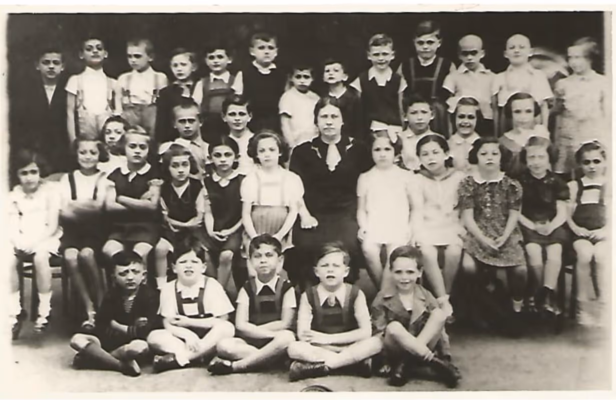 כיתתי 1942 (מרדכי הוא השישי מצד שמאל בשורה העליונה)