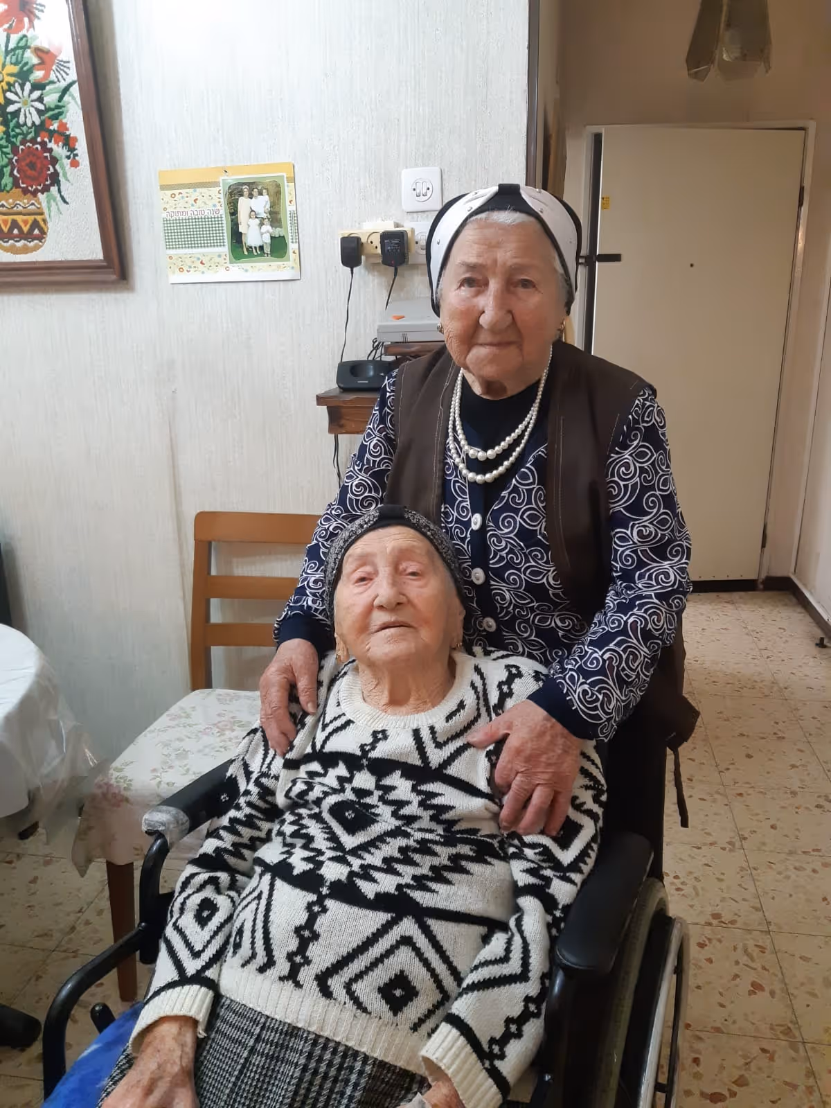 סבתא מינדו עם אחת מאחיותיה