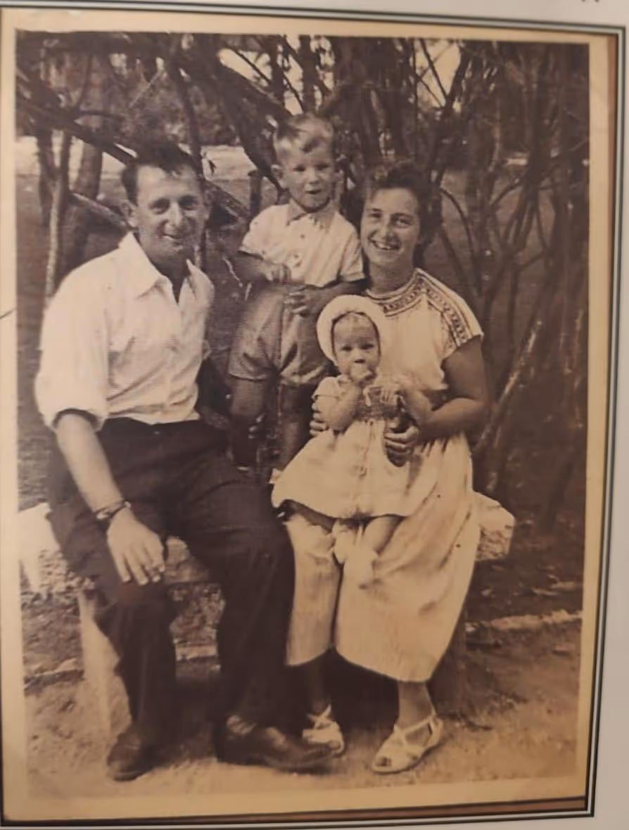 יוחנן ושני הילדים הראשונים שנולדו במשפחתו