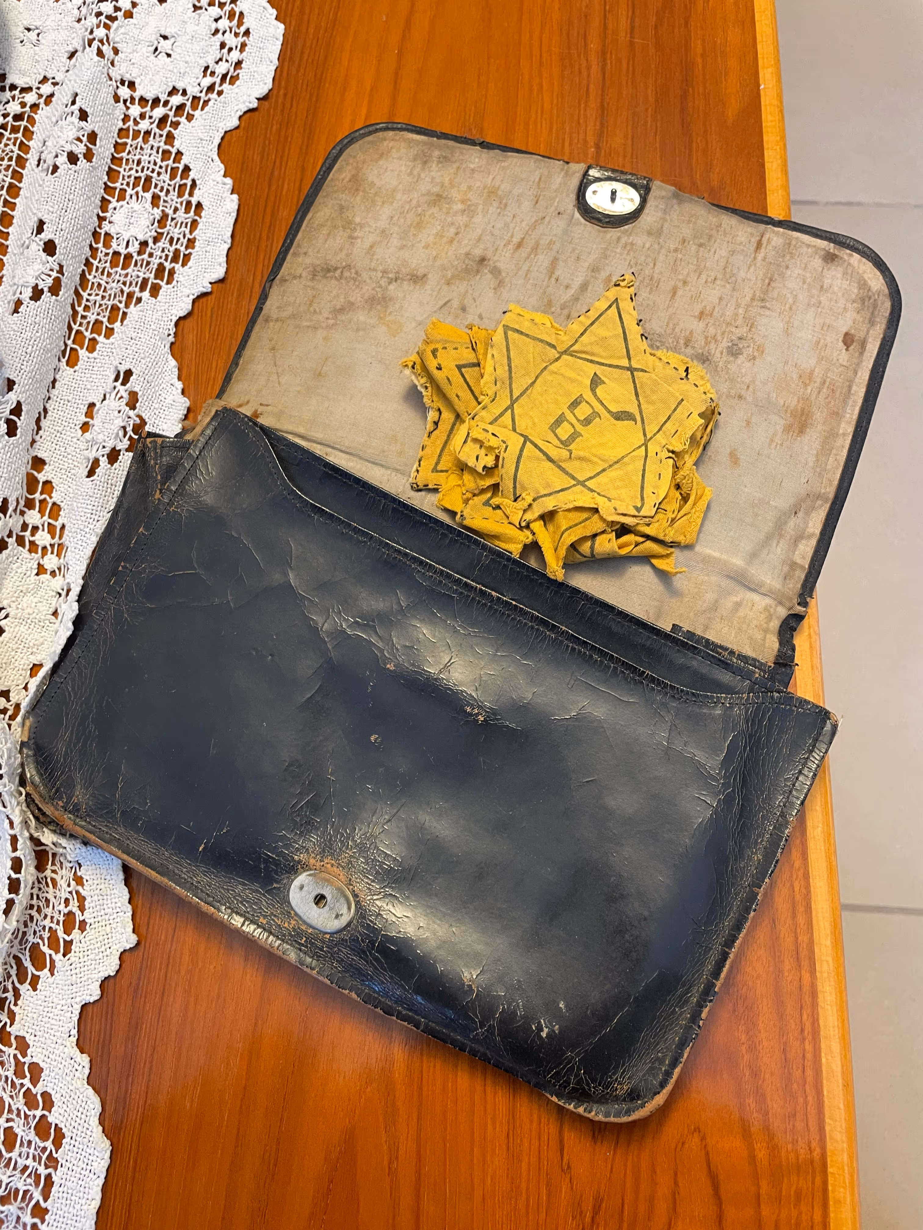 תיק של סבתא רבתא של אוה שהיה יחד איתה בכל תקופת השואה ונשמר עד היום, בתוכו יש טלאים צהובים אותם סבתא של אנה תפרה לבגדיה בשואה.