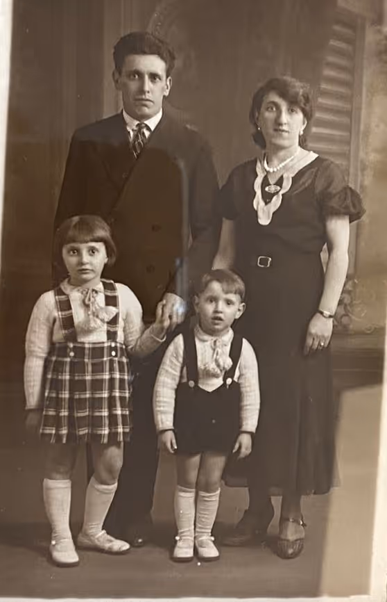משפחתה של אילנה לפני המלחמה. היא אחיה והוריה.