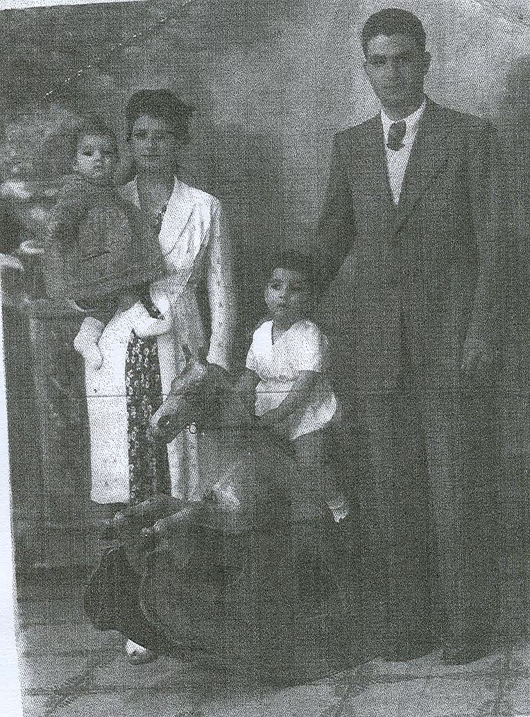 ציפורה נחום ובעלה פדהצור ושני ילדיהם הגדולים כשעלו לארץ