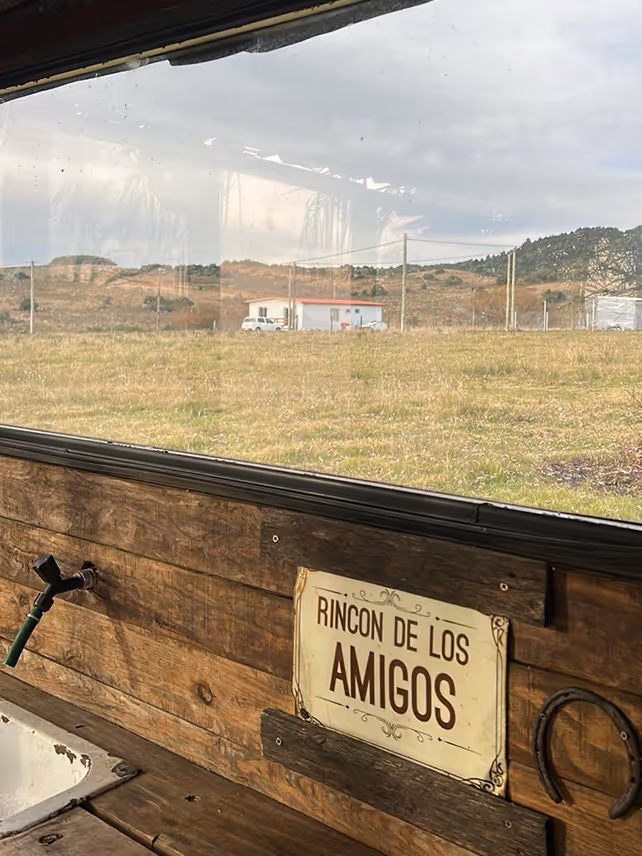 Field view with a sign that says "Rincon de amigos"